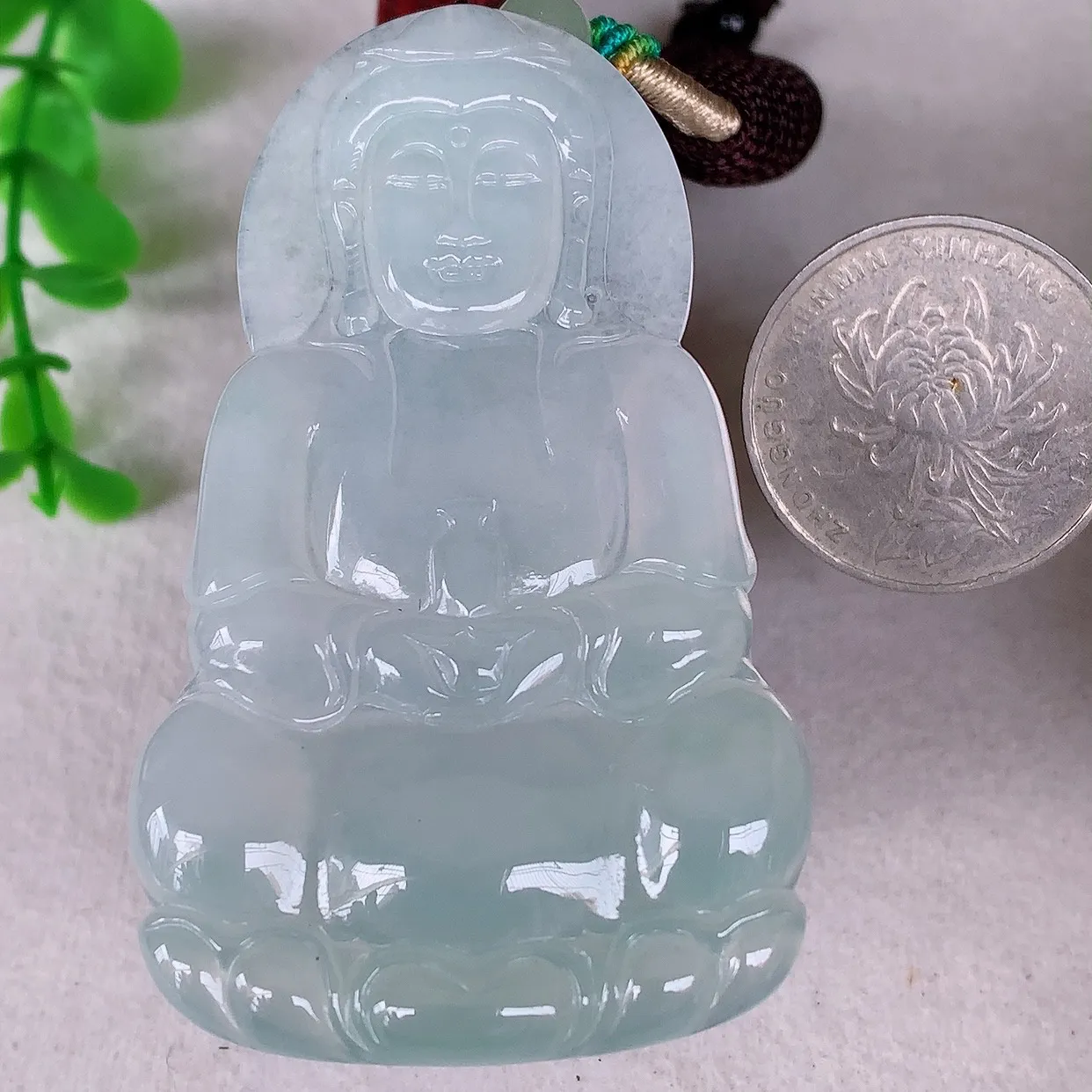自然光实拍，大件冰种翡翠观音吊坠，赐福翡翠观音，翠色迷人，观音面相端庄，佩戴时尚出众！#46.15