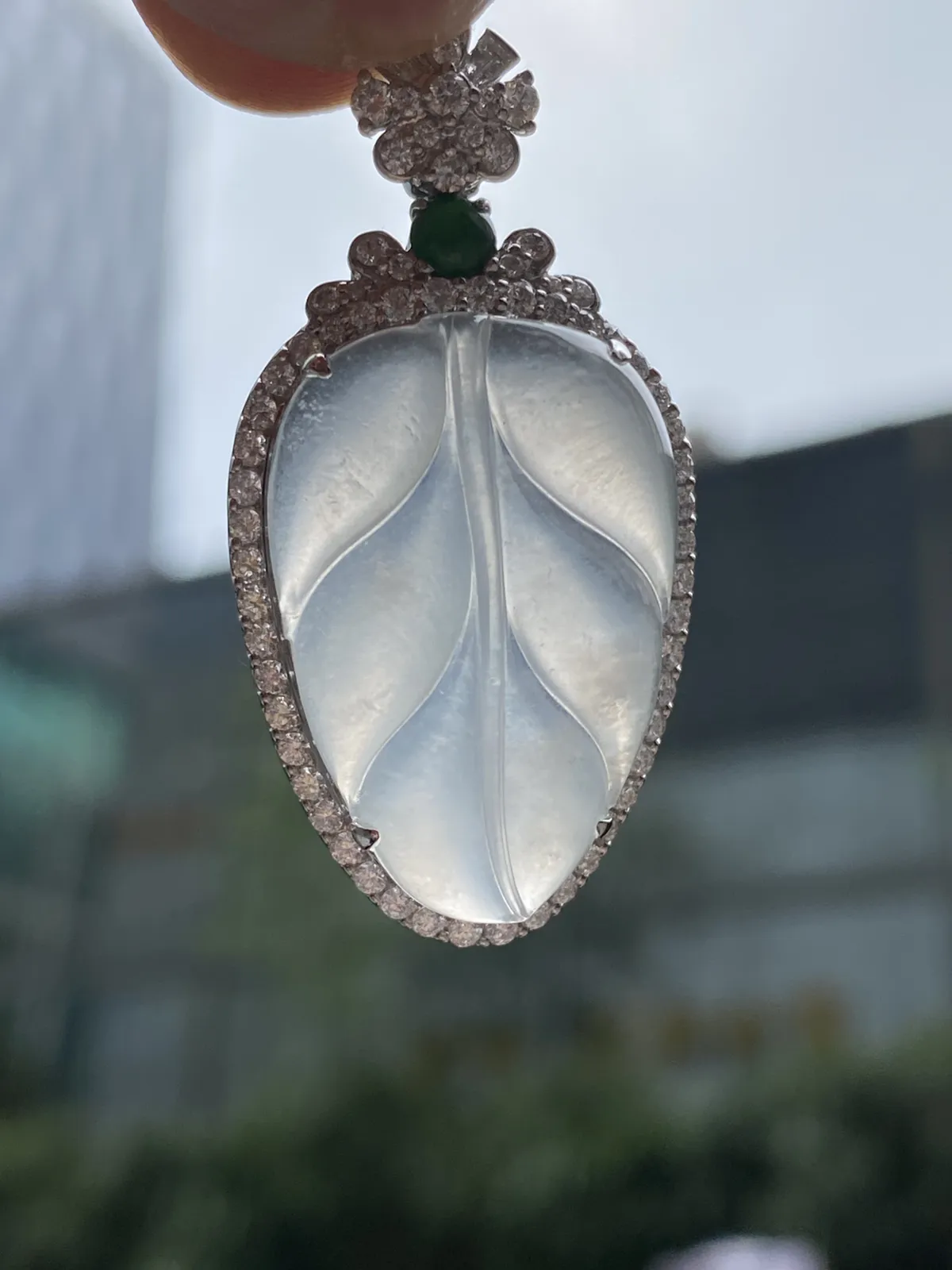 推荐【冰福叶】无纹裂，起荧光，水润冰透，细腻，起胶，种质佳，bringbring的，上身效果高贵～～石头25.5*17.5*4