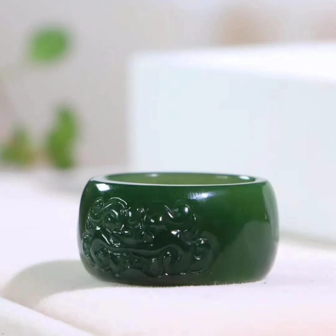 【守护·扳指】
和田玉碧玉兽面扳指，玉质温润，油润感十足， 整器古韵生辉。优雅高贵。运筹帷幄于掌中，决胜于千里之外。
重10.5克 尺寸19.5-13-6.5mm SO888099N