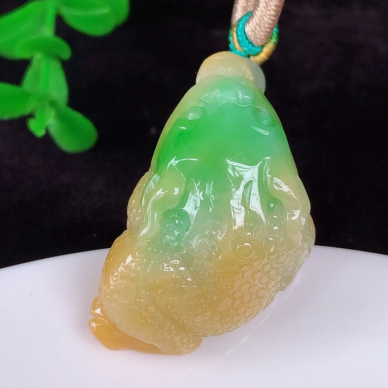 自然光实拍，厚装冰润冰糯种双彩黄加绿翡翠金蟾吊坠，种老水足，翠色灵动，寓意美好，佩戴时尚出众！#00.15