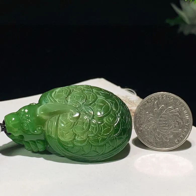 和田玉阳绿俄罗斯富贵长寿龙龟挂件。尺寸52/35/20重54.8克。玉质细腻油润。手推出油。佩戴高端典雅。ltz250517