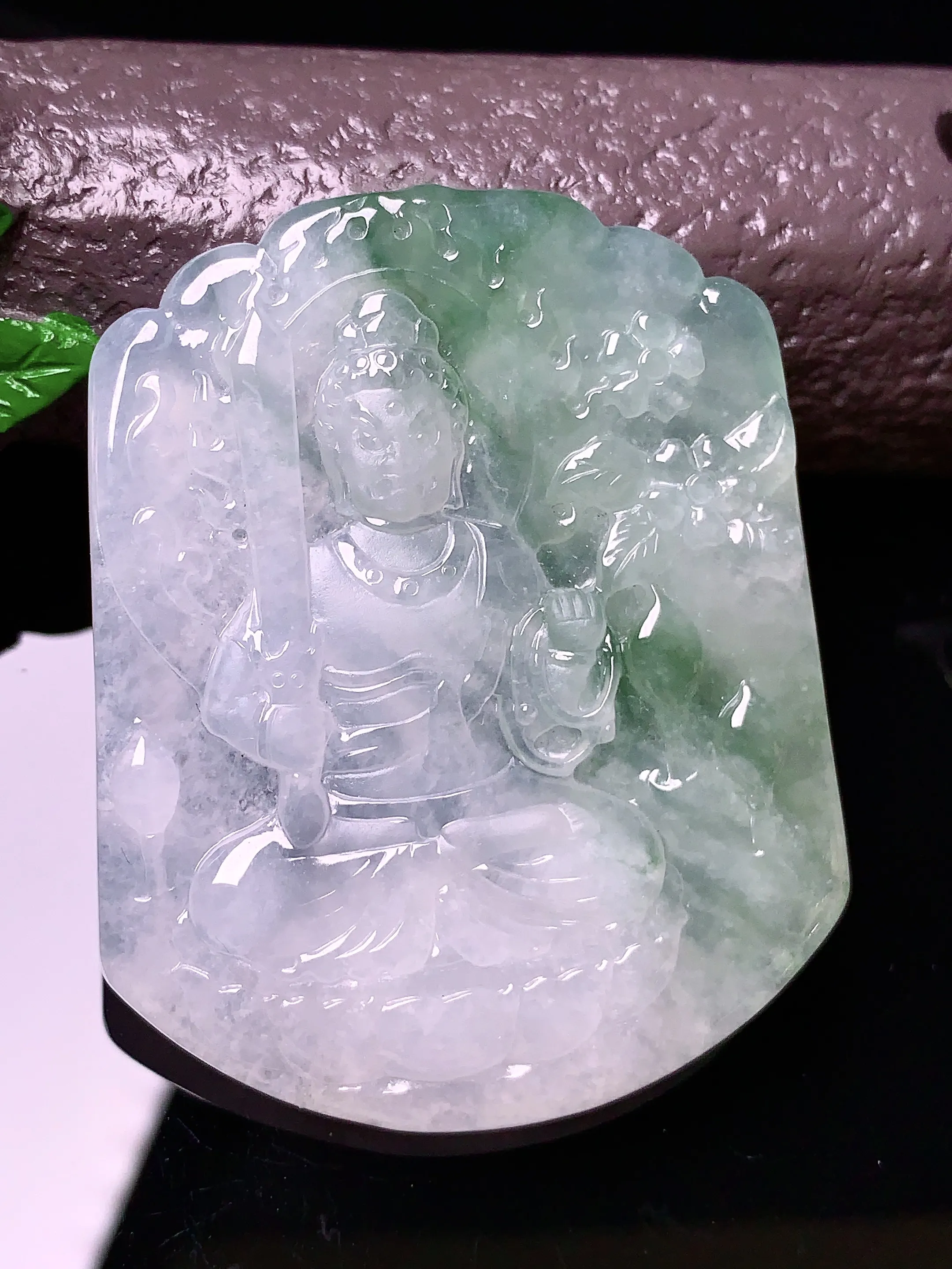 飘绿大势至观音菩萨吊坠 玉质细腻 色泽艳丽 整体尺寸52.5*42.5*6