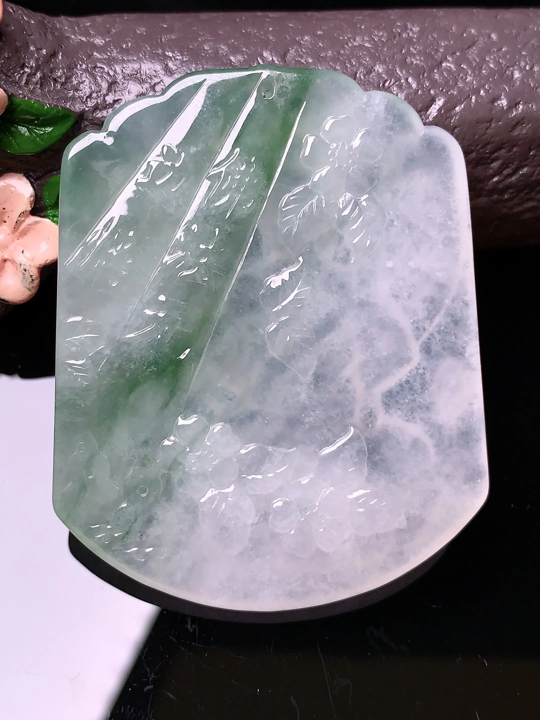 飘绿大势至观音菩萨吊坠 玉质细腻 色泽艳丽 整体尺寸52.5*42.5*6