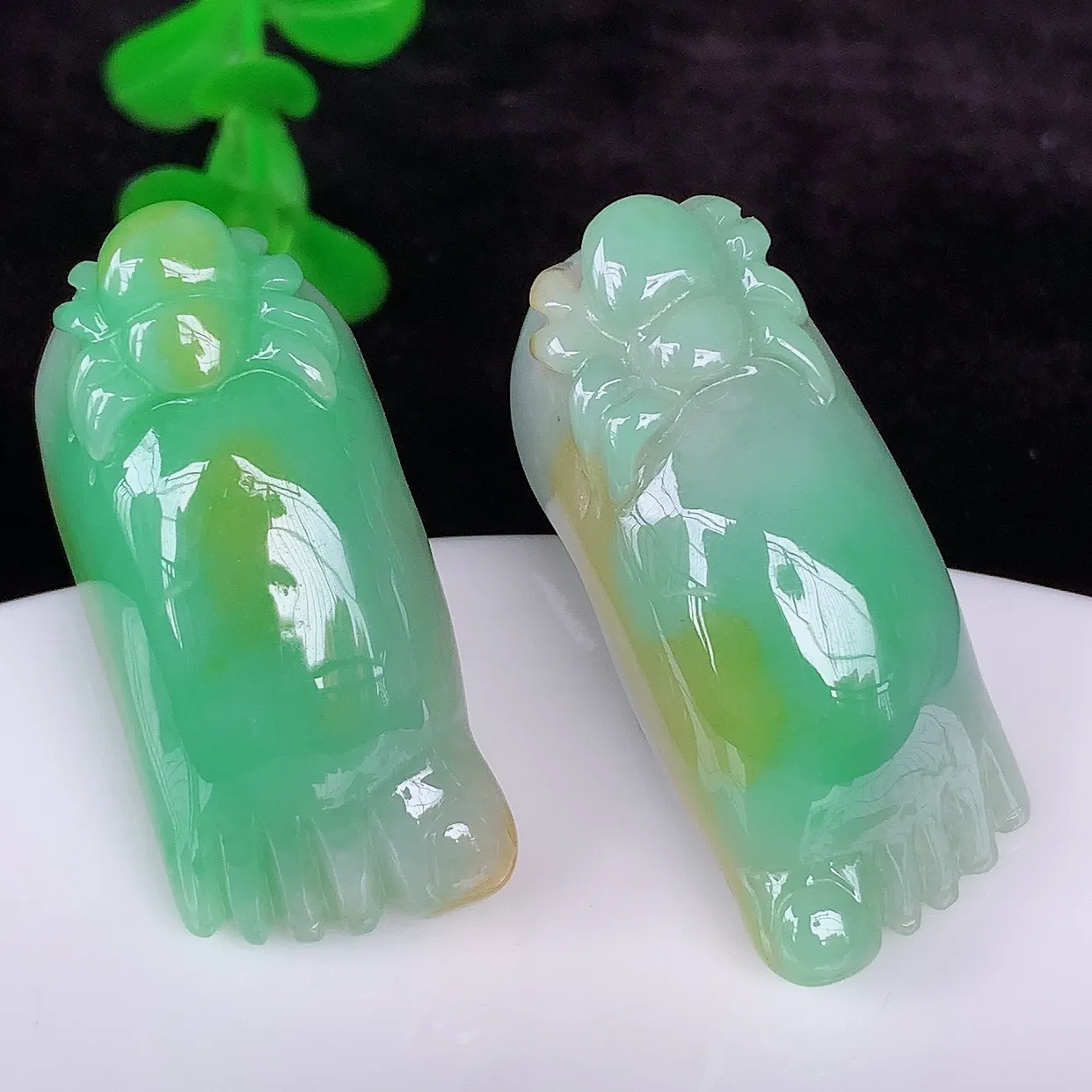 自然光实拍，冰润冰糯种双彩黄加绿翡翠知足常乐一对吊坠，种老水足，翠色灵动，寓意美好，佩戴时尚出众！#87.15大34.5*14.5*16小31.5*14.5*16
