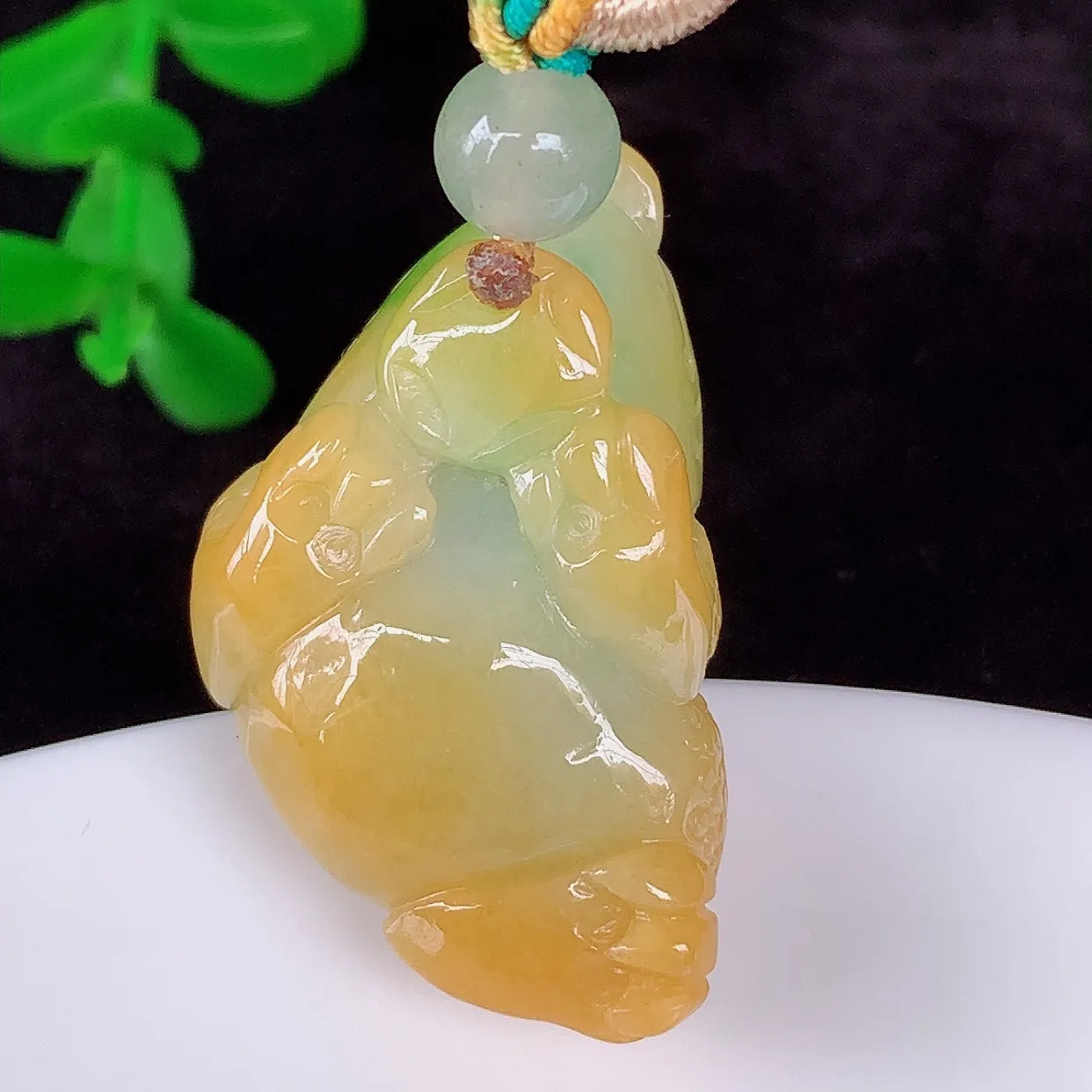 自然光实拍，厚装冰润冰糯种双彩黄加绿翡翠金蟾吊坠，种老水足，翠色灵动，寓意美好，佩戴时尚出众！#00.15