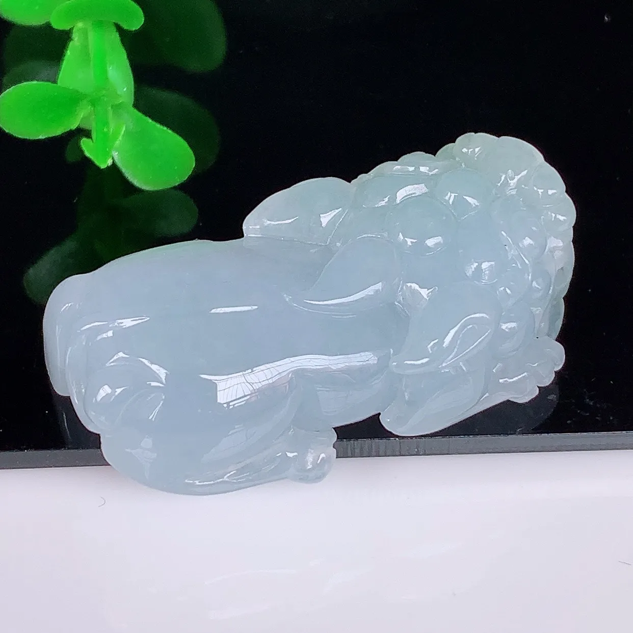 自然光实拍，冰润冰糯种淡春彩翡翠招财貔貅吊坠，民间有“一摸貔貅运程旺盛，再摸貔貅财运滚滚，三摸貔貅平