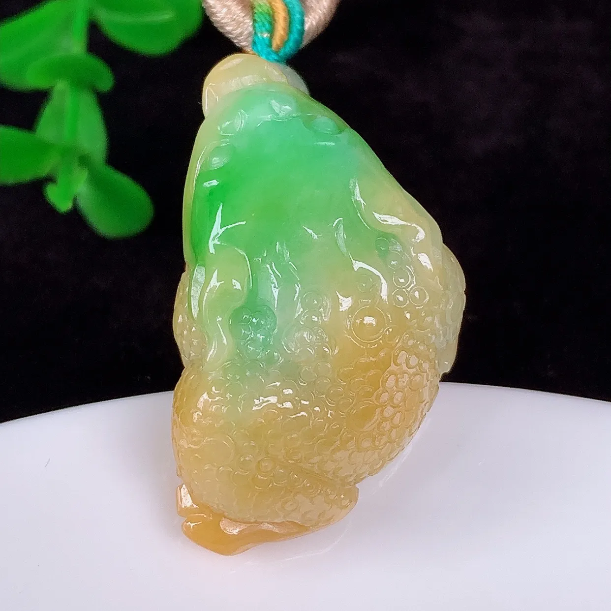 自然光实拍，厚装冰润冰糯种双彩黄加绿翡翠金蟾吊坠，种老水足，翠色灵动，寓意美好，佩戴时尚出众！#00.15