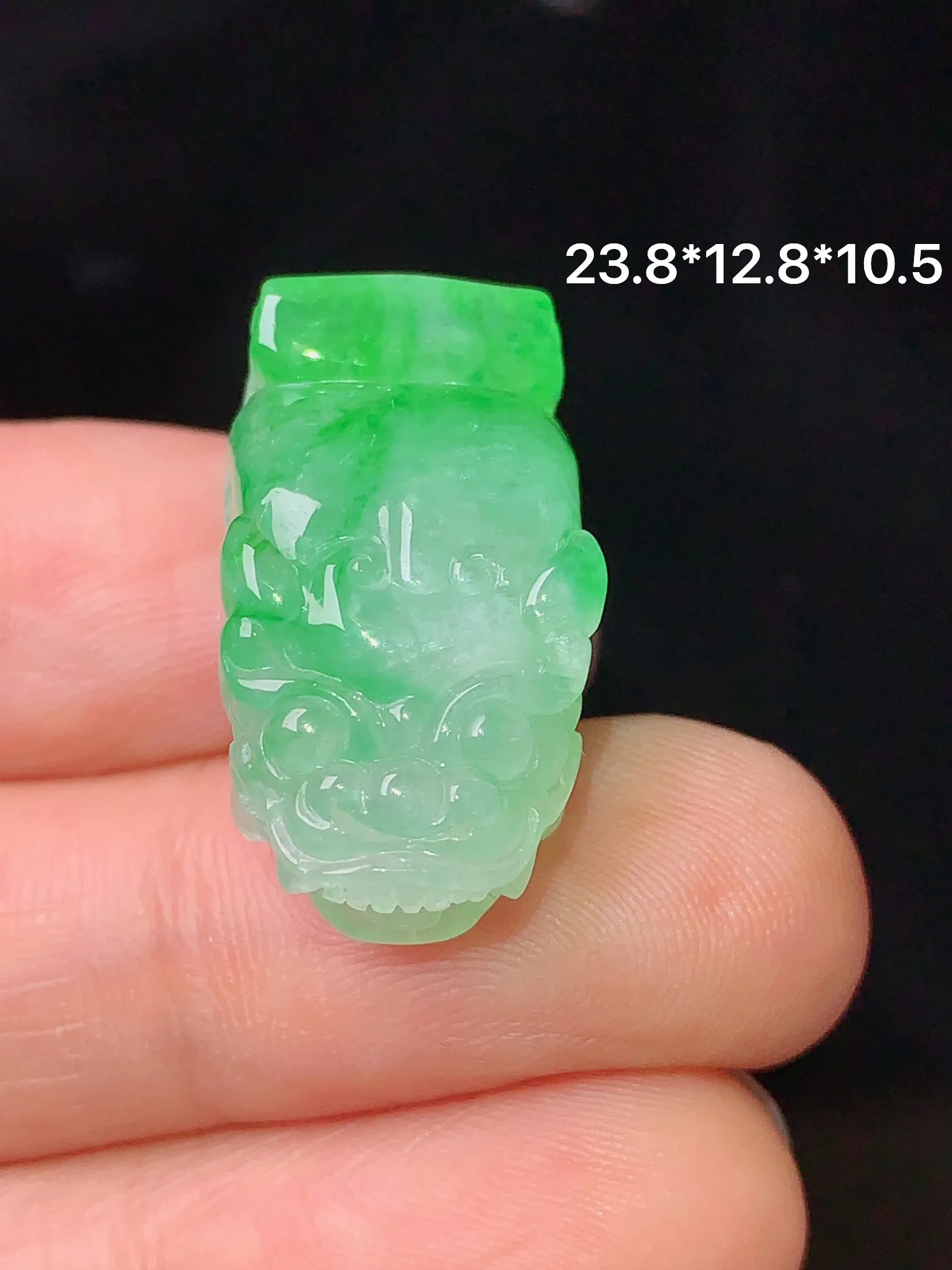 翠绿貔貅吊坠 玉质细腻 色泽艳丽 整体尺寸23.8*12.8*10.5