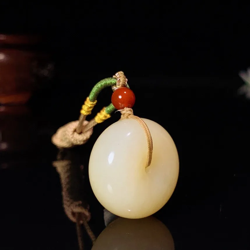 新疆且末糖蜜糖平安扣挂件。尺寸26/13重17.5克。玉质细腻油润。手推出油。佩戴高端典雅。ltz250517