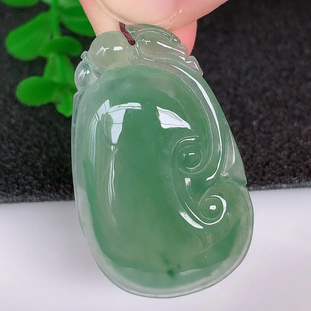自然光实拍，冰种飘绿翡翠如意吊坠，翡翠如意，上身效果非常美，饱满大气，工艺美，万事如意，如意一生 #01.15