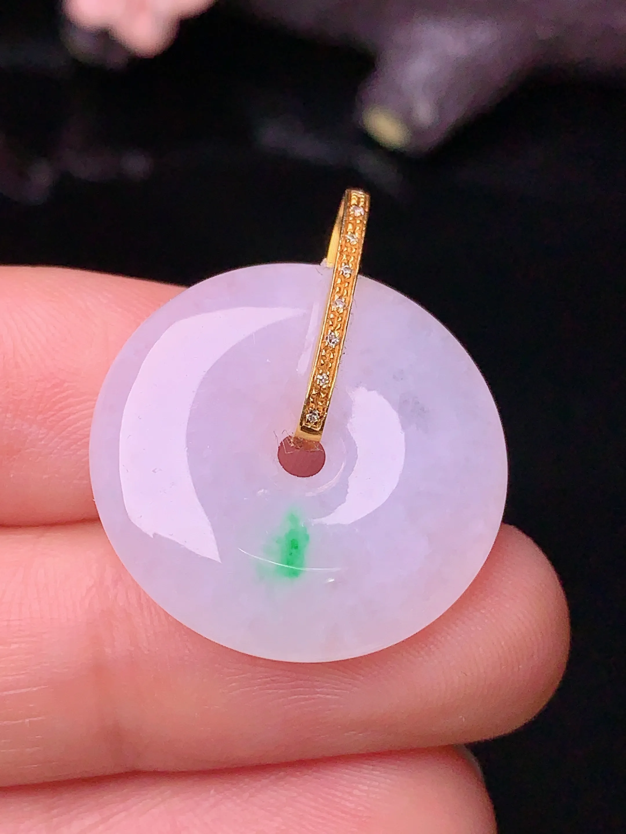 18k金钻镶嵌飘绿平安扣吊坠 玉质细腻 色泽艳丽 整体尺寸26.7*21.6*5.2