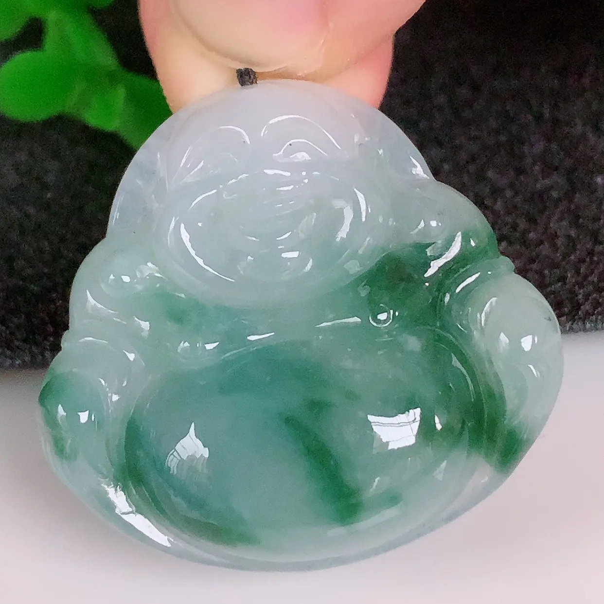 自然光实拍，冰润冰飘花翡翠佛公吊坠，饱满， 佛公亦保平安，寓意有福（佛公）相伴，配戴优雅迷人！#57