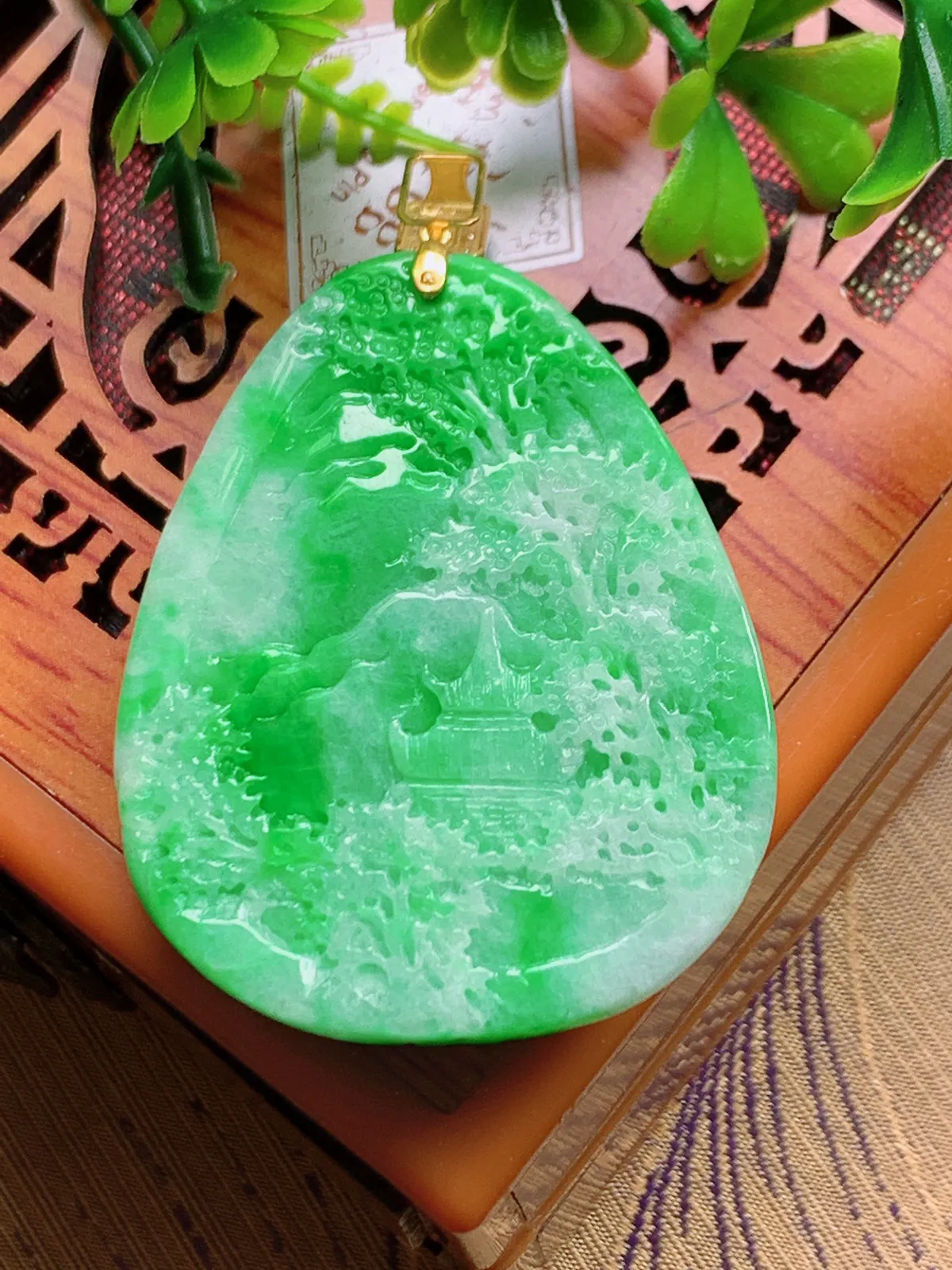 精品推荐，缅甸天然A货翡翠，18K金镶嵌满阳绿山水牌吊坠，种水好，颜色鲜艳，玉质水润细腻，工艺精湛，佩戴效果更佳。