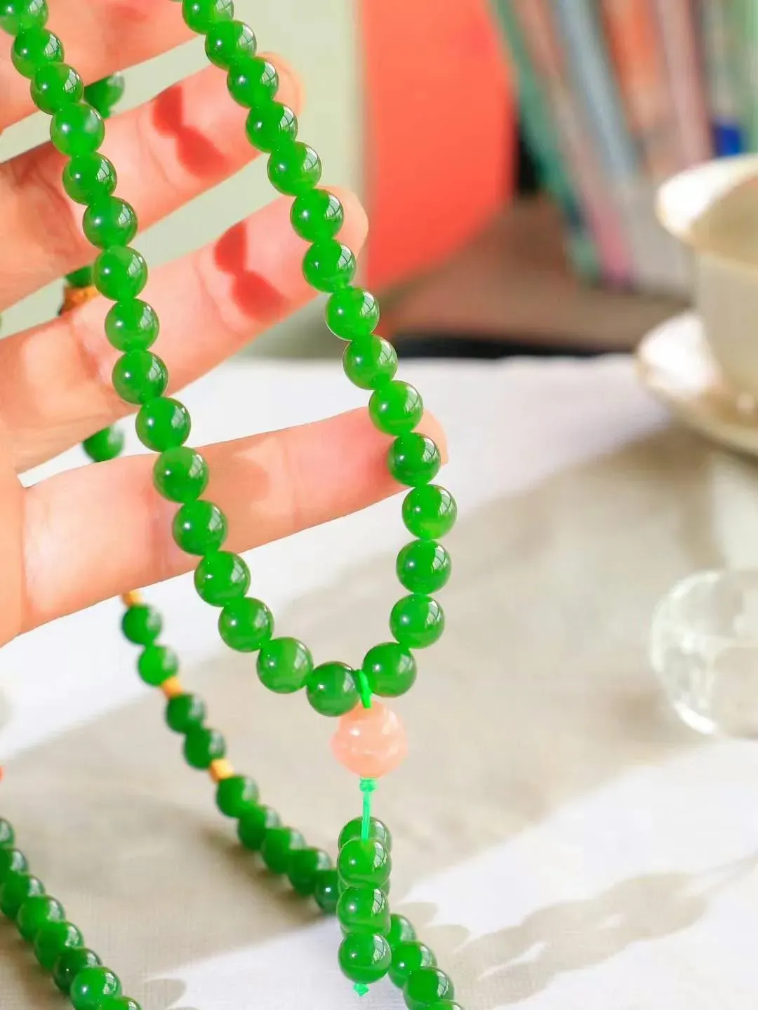 【链.108】

精品和田玉碧玉108挂链 玉质温润细腻 油性十足 佩戴舒适。珠珠落玉盘，间关莺语花底滑，一生美好时光，无论身在何处，都有它相伴相守。事事顺遂，幸福美满，吉祥如意。重89克 尺寸取一7.9mm FDL-72402493