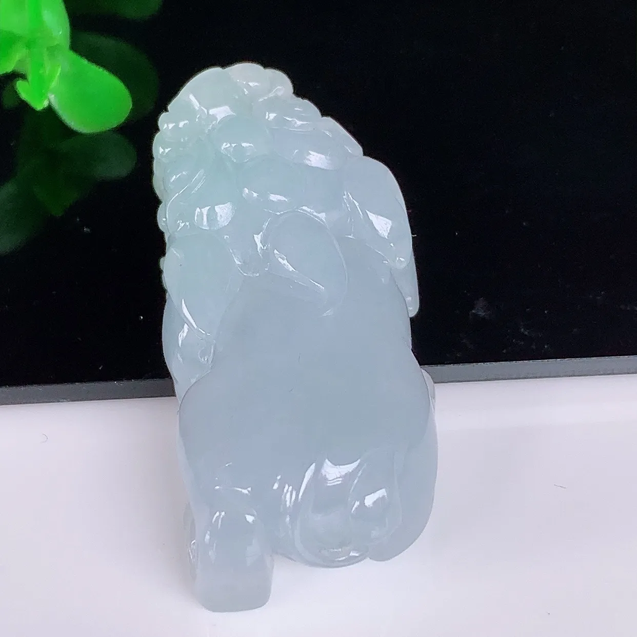 自然光实拍，冰润冰糯种淡春彩翡翠招财貔貅吊坠，民间有“一摸貔貅运程旺盛，再摸貔貅财运滚滚，三摸貔貅平步青云 ”的美好祝愿。#46.15