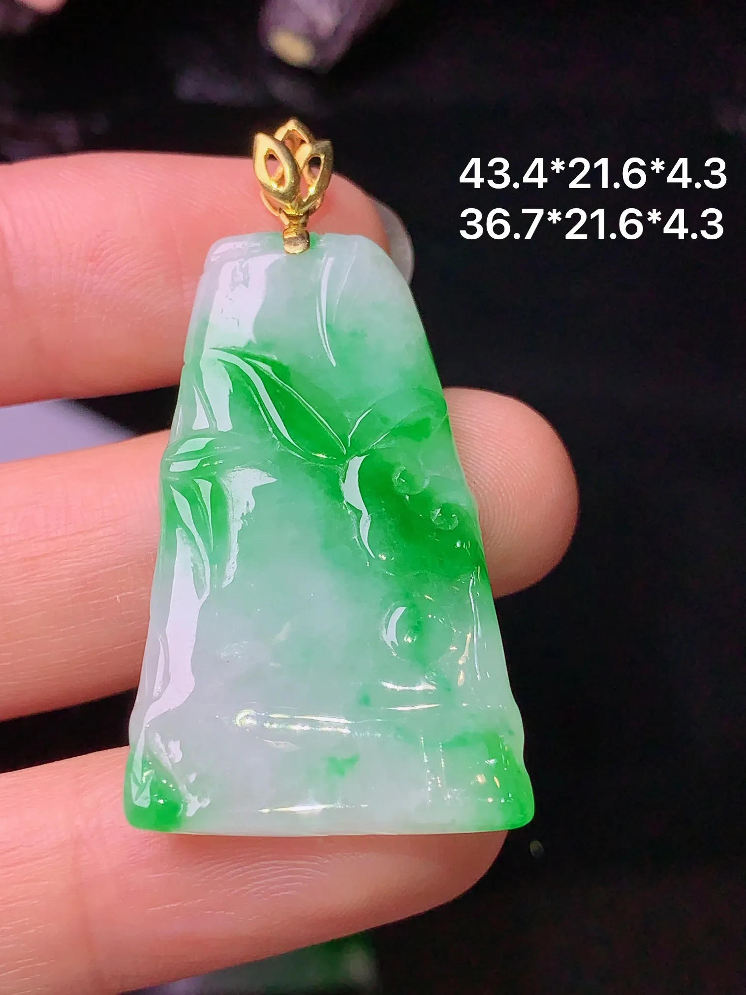 18k金镶嵌飘绿竹节吊坠 玉质细腻 色泽艳丽 整体尺寸43.4*21.6*4.3