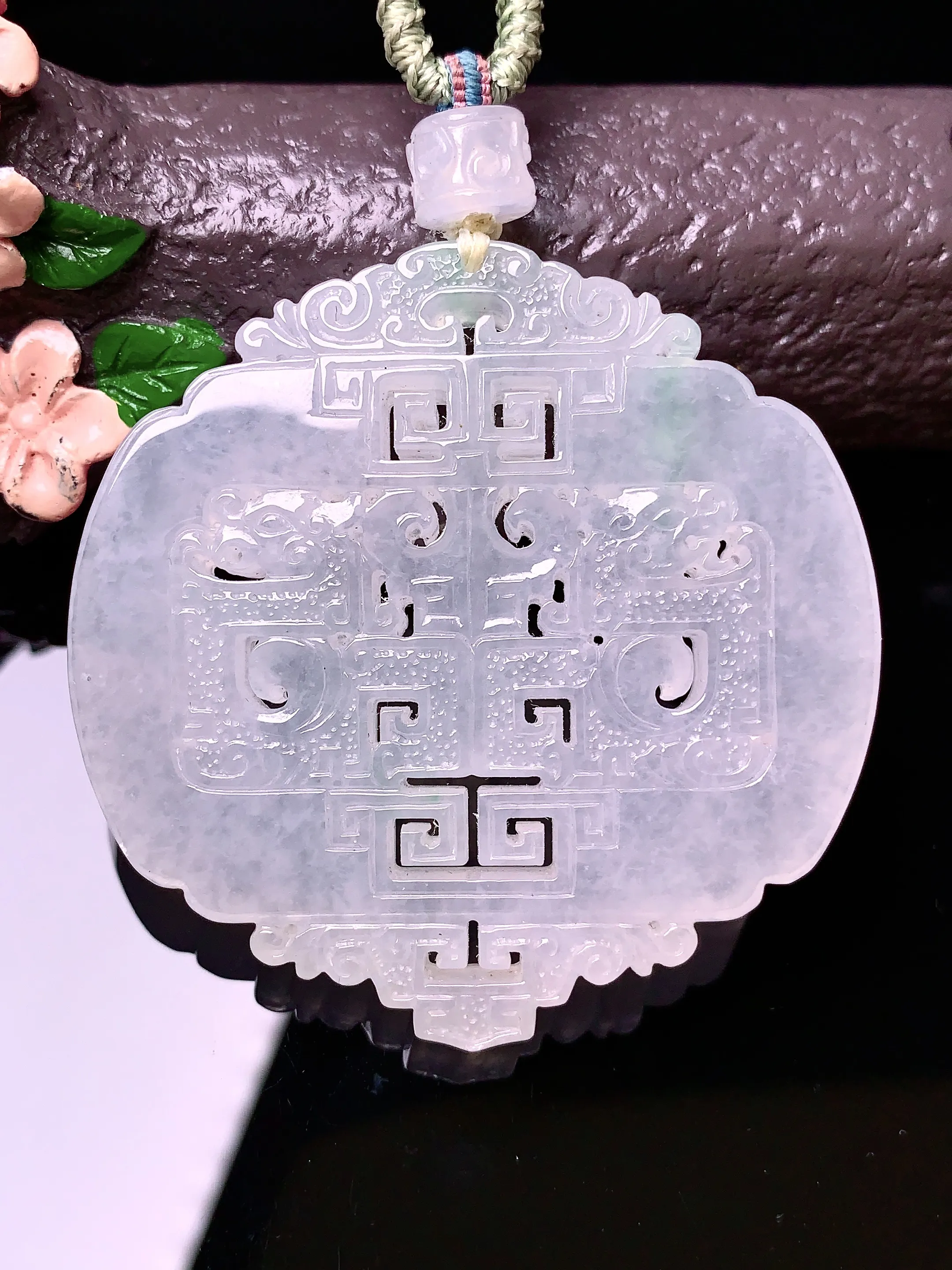 雕花仿古福牌吊坠 玉质细腻 色泽艳丽 整体尺寸50*50*6