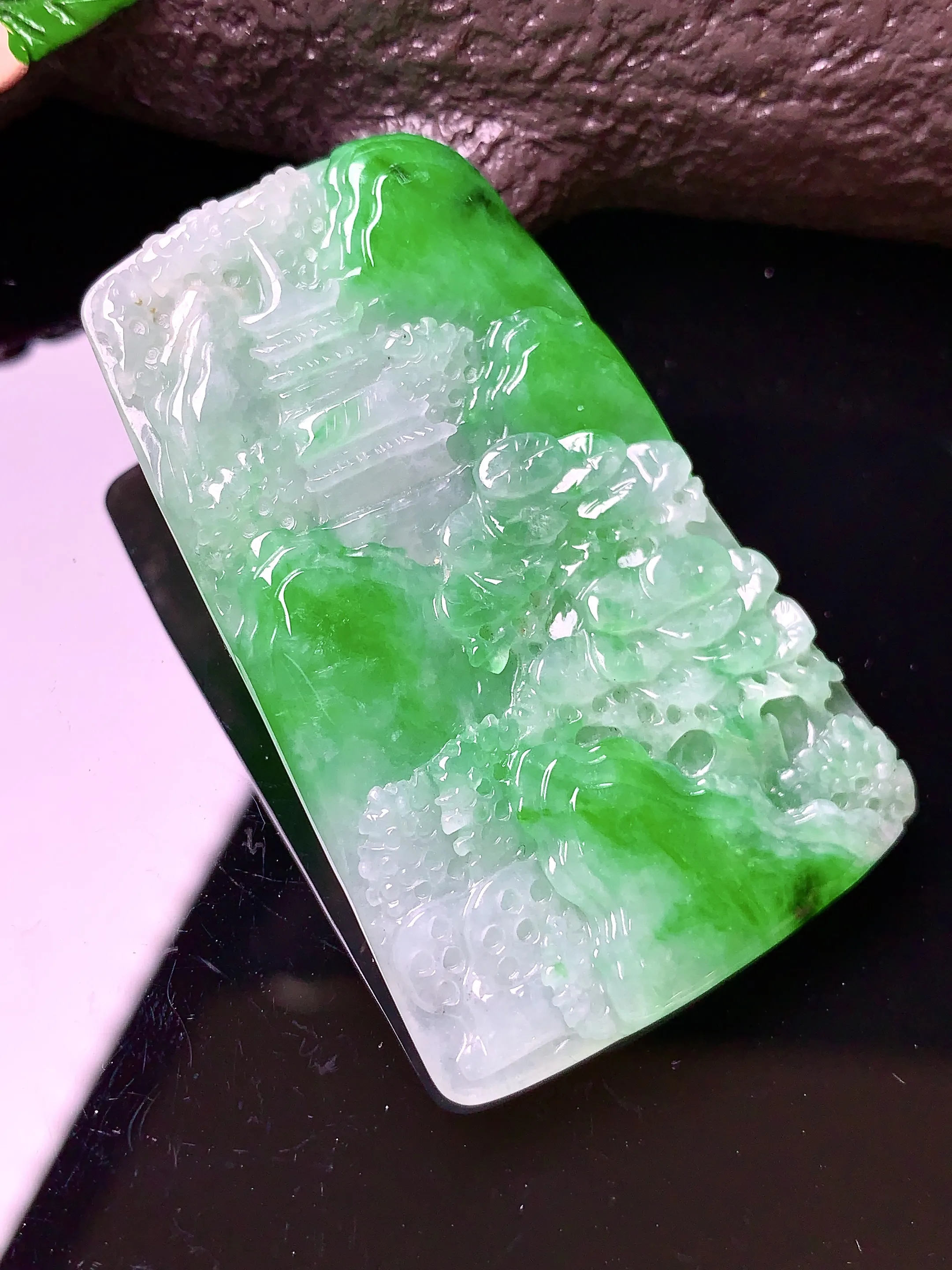 飘绿山水吊坠 玉质细腻 色泽艳丽 整体尺寸50*31.5*4.8