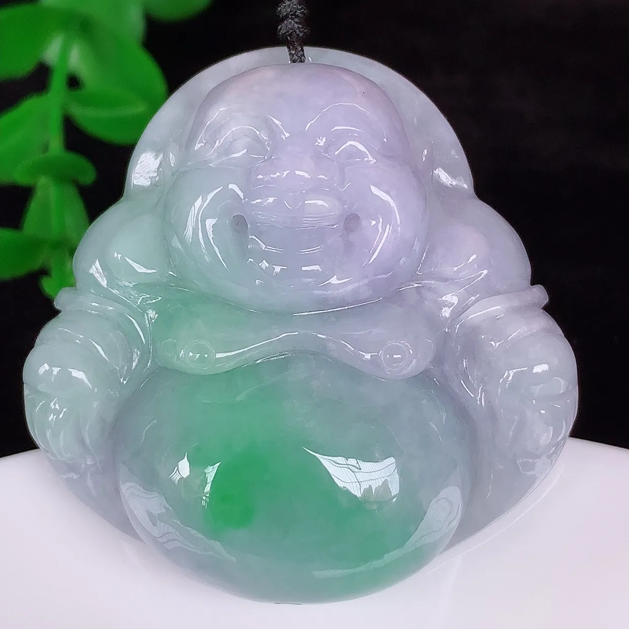自然光实拍，自然光实拍，大件厚装冰润冰糯种春彩翡翠佛公吊坠，饱满， 佛公亦保平安，寓意有福（佛公）相伴，配戴优雅迷人！#41.15