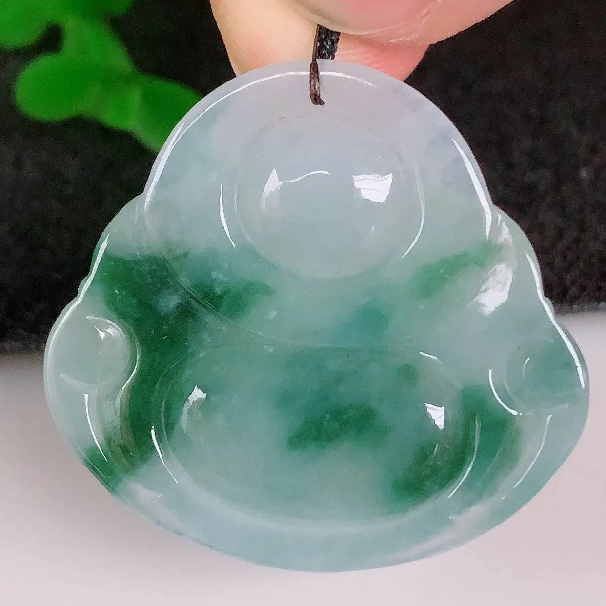 自然光实拍，冰润冰飘花翡翠佛公吊坠，饱满， 佛公亦保平安，寓意有福（佛公）相伴，配戴优雅迷人！#57.15