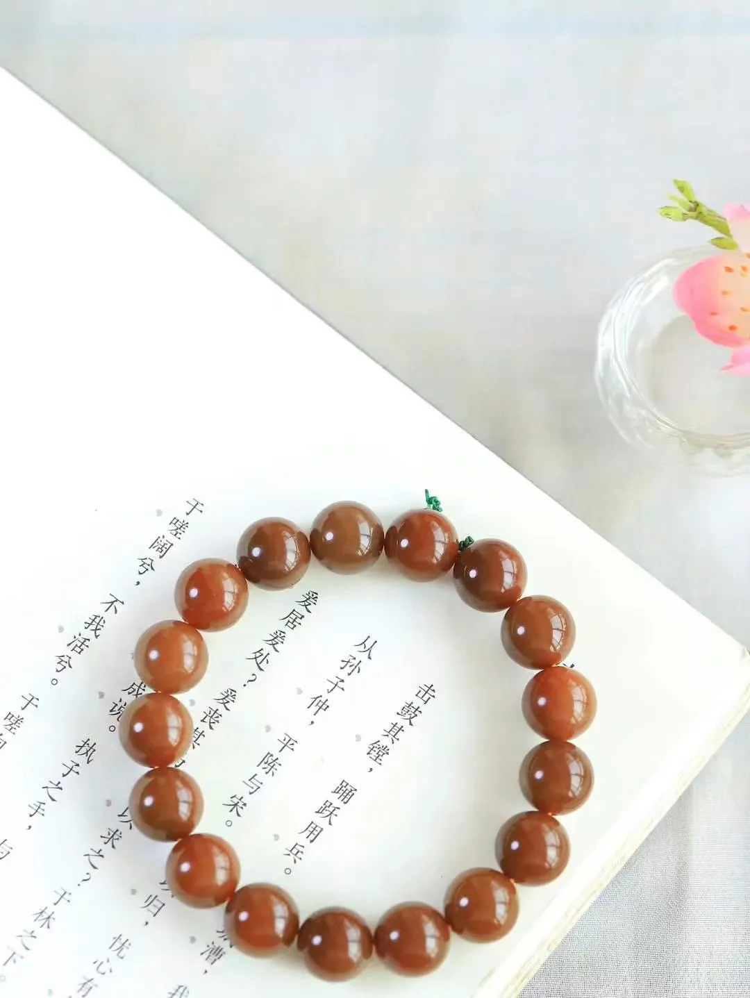 【腕间风华.手串】

精品和田玉糖玉圆珠手串，天然纯净，玉质细腻，圆润如珠，佩戴于腕间，尽显高贵气质。无论是日常搭配还是重要场合，都是您优雅风范的点睛之笔。重45.4克  尺寸取一12mm  21501568A