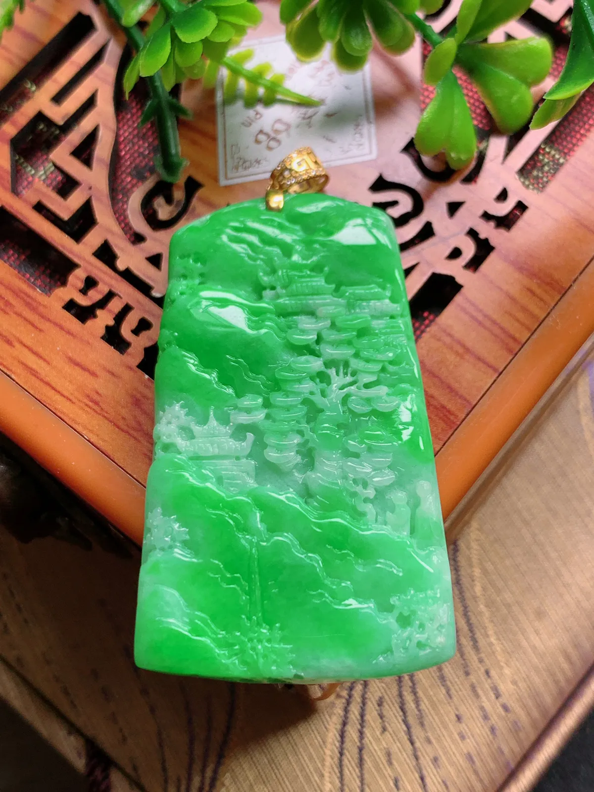 精品推荐，缅甸天然A货翡翠，18K金镶嵌飘阳绿山水牌吊坠，种水好，颜色鲜艳，玉质水润细腻，工艺精湛，佩戴效果更佳。