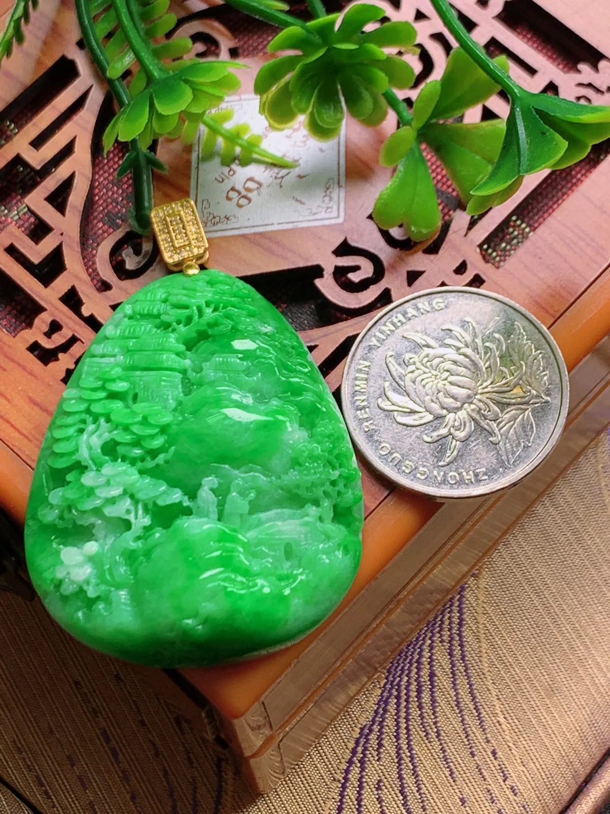 精品推荐，缅甸天然A货翡翠，18K金镶嵌满阳绿山水牌吊坠，种水好，颜色鲜艳，玉质水润细腻，工艺精湛，佩戴效果更佳。