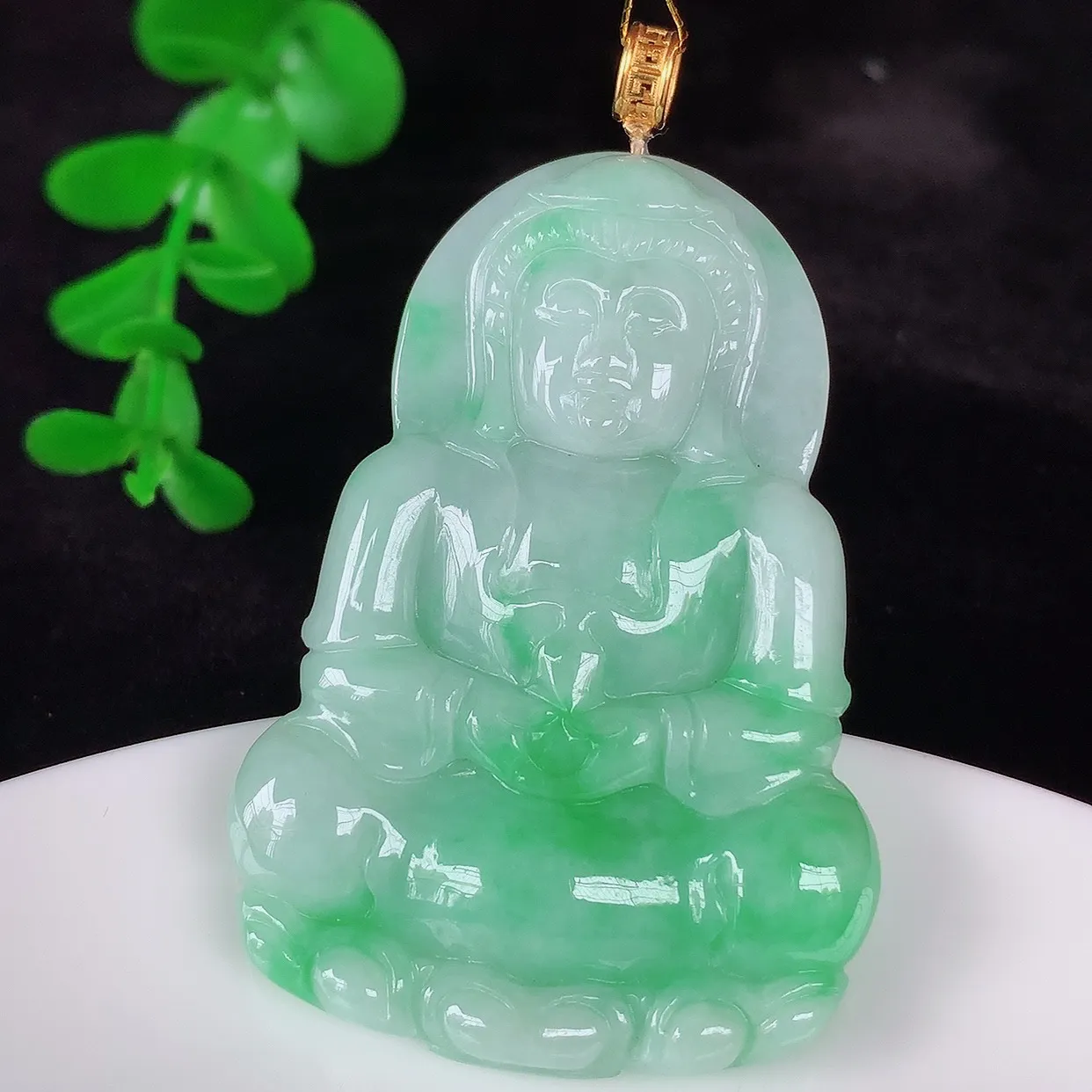 自然光实拍，18K金镶嵌冰糯种飘绿翡翠观音吊坠，赐福翡翠观音，翠色迷人，观音面相端庄，佩戴时尚出众！