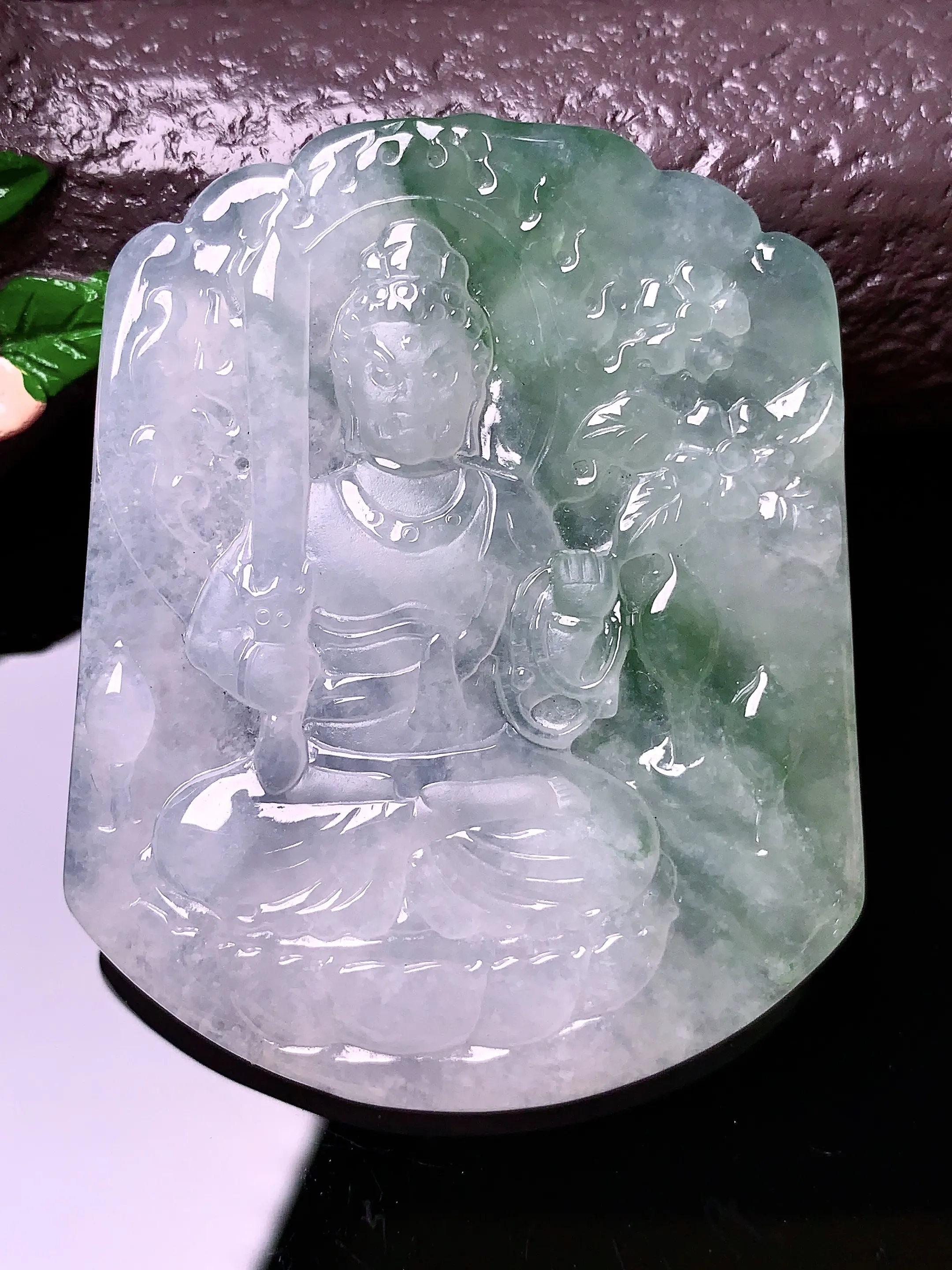 飘绿大势至观音菩萨吊坠 玉质细腻 色泽艳丽 整体尺寸52.5*42.5*6