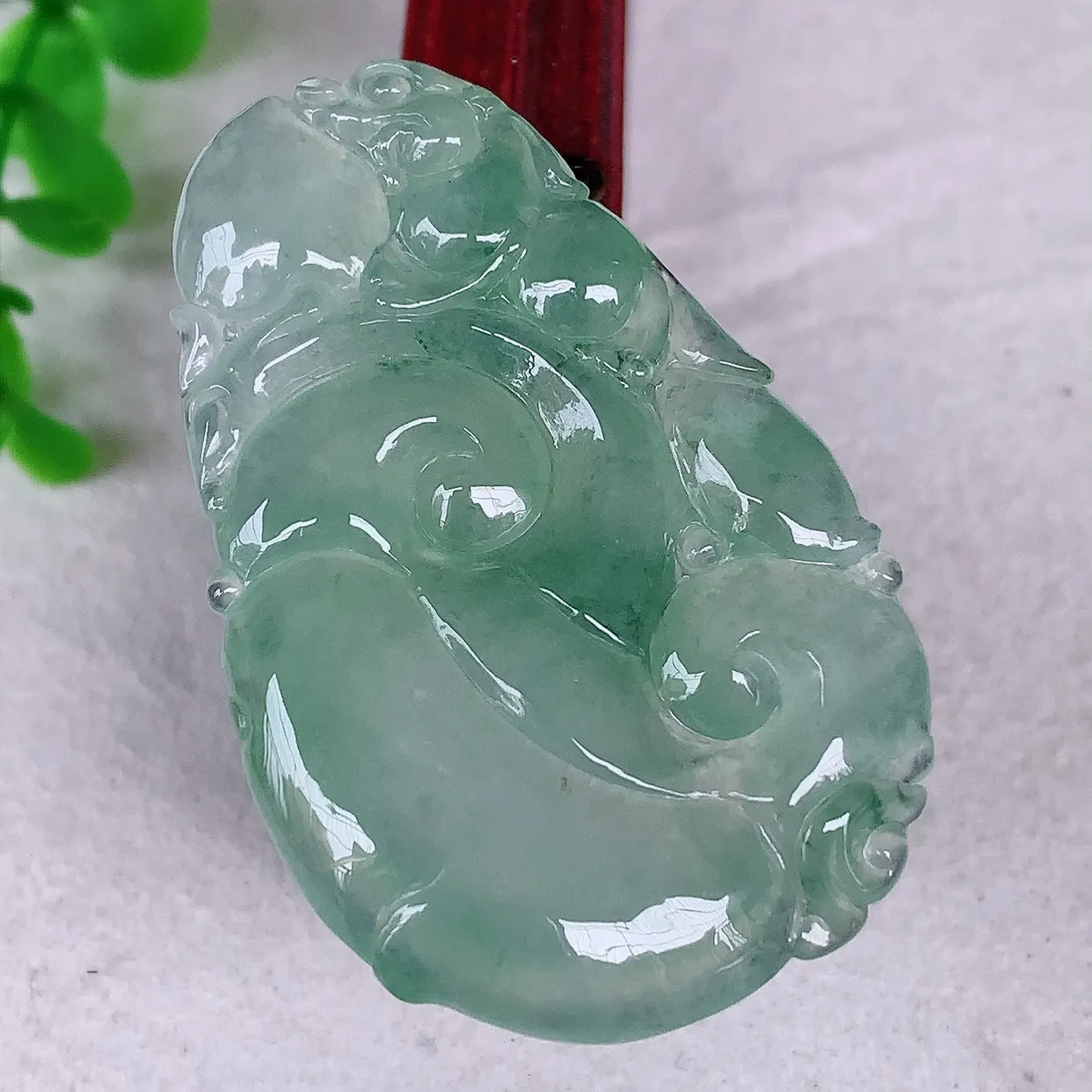 自然光实拍，大件冰种飘绿翡翠如意吊坠，翡翠如意，上身效果非常美，饱满大气，工艺美，万事如意，如意一生 #01.15