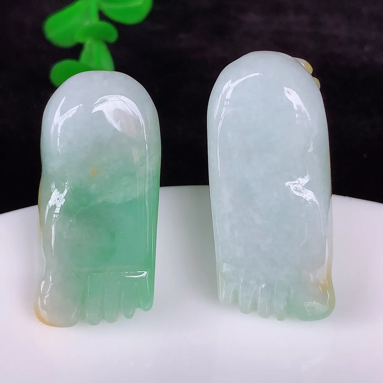 自然光实拍，冰润冰糯种双彩黄加绿翡翠知足常乐一对吊坠，种老水足，翠色灵动，寓意美好，佩戴时尚出众！#87.15大34.5*14.5*16小31.5*14.5*16