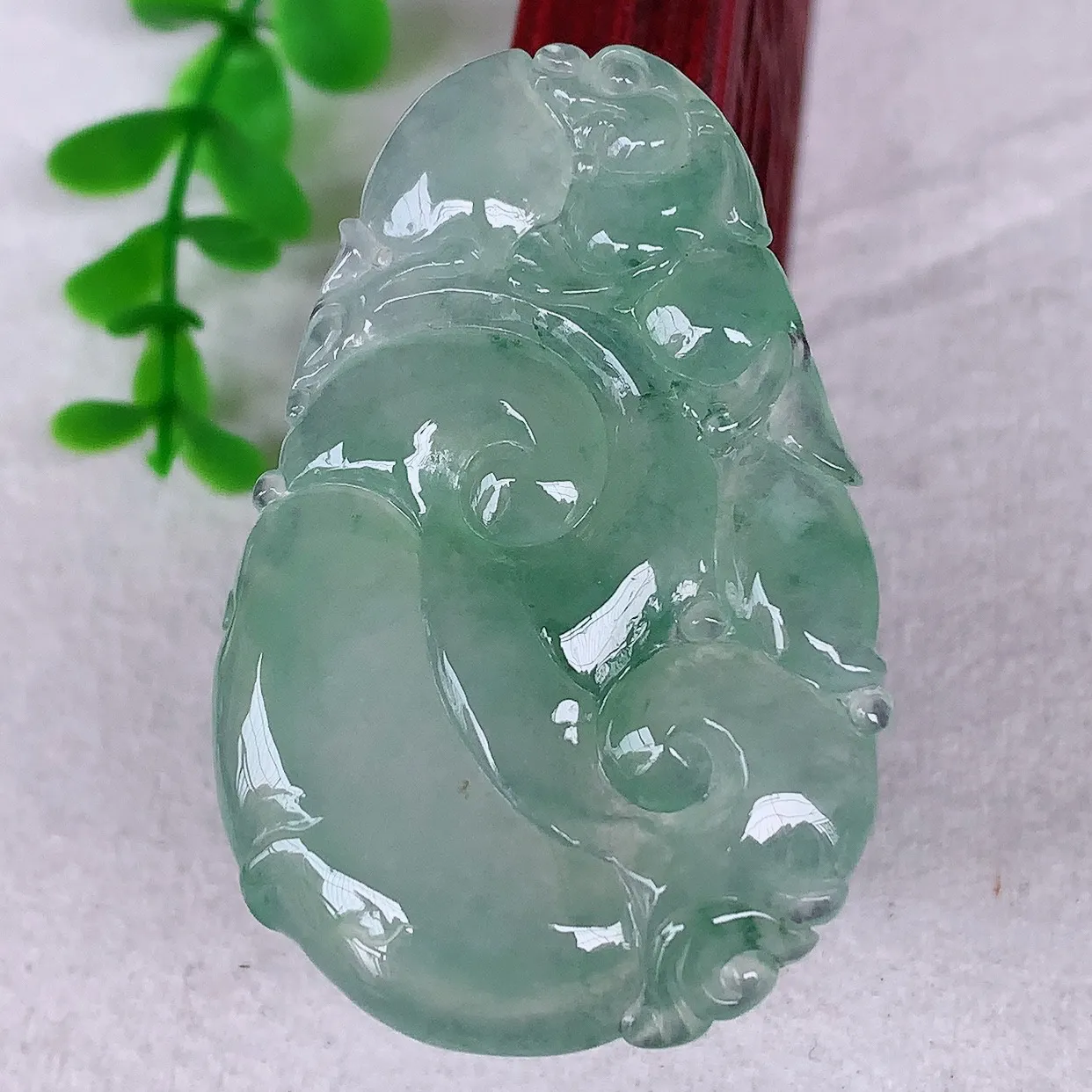 自然光实拍，大件冰种飘绿翡翠如意吊坠，翡翠如意，上身效果非常美，饱满大气，工艺美，万事如意，如意一生 #01.15
