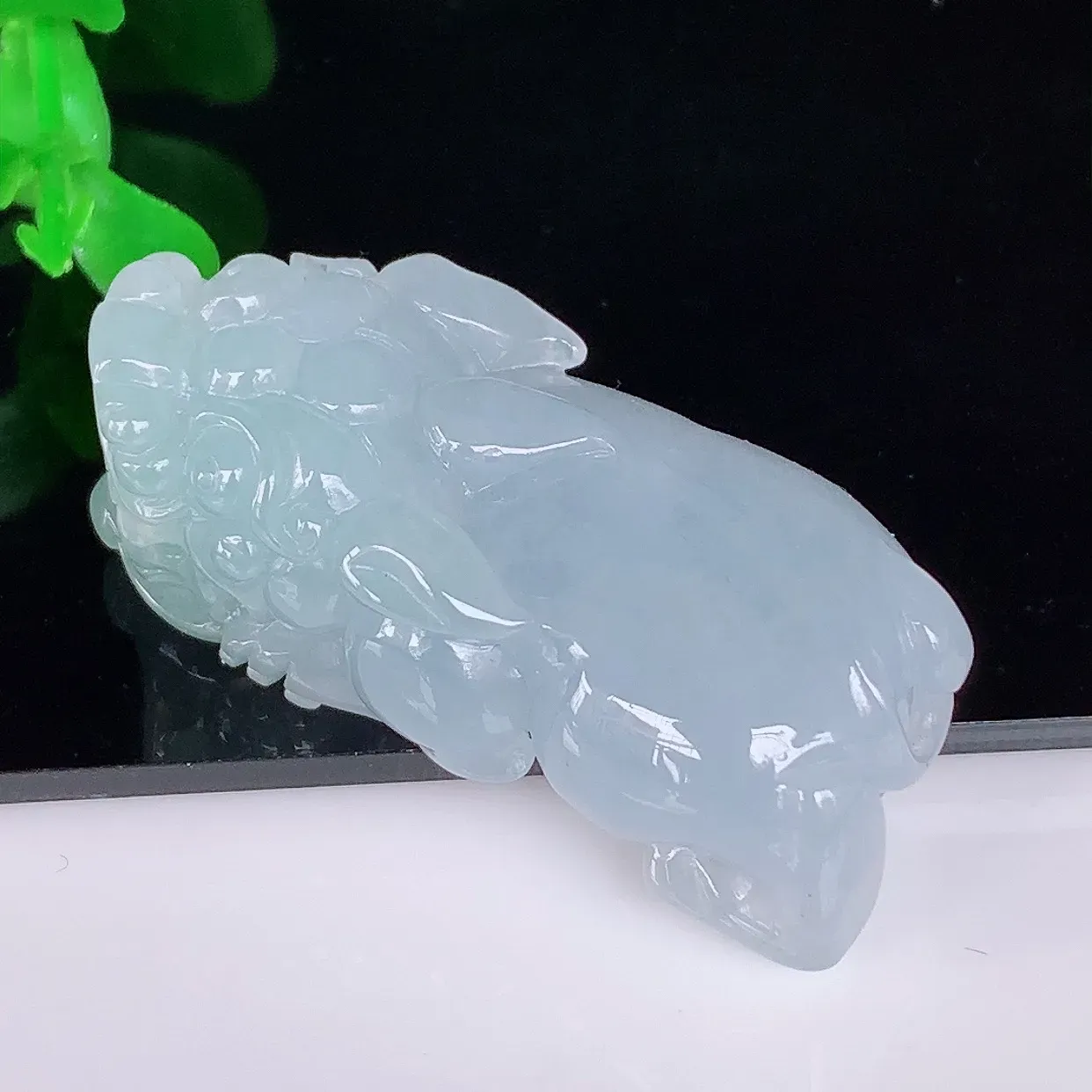 自然光实拍，冰润冰糯种淡春彩翡翠招财貔貅吊坠，民间有“一摸貔貅运程旺盛，再摸貔貅财运滚滚，三摸貔貅平步青云 ”的美好祝愿。#46.15