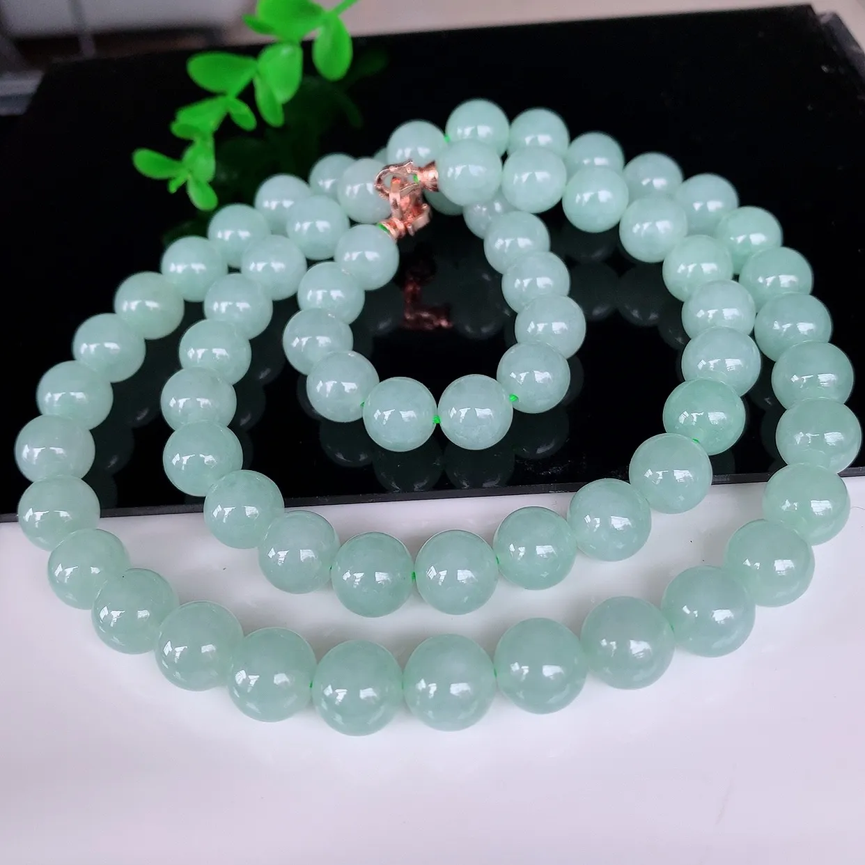 自然光实拍，冰润冰糯种翡翠圆珠项链  翡翠项链 （装饰扣）玉质细腻  冰清玉润  颜色漂亮  #46.15尺寸10.5mm