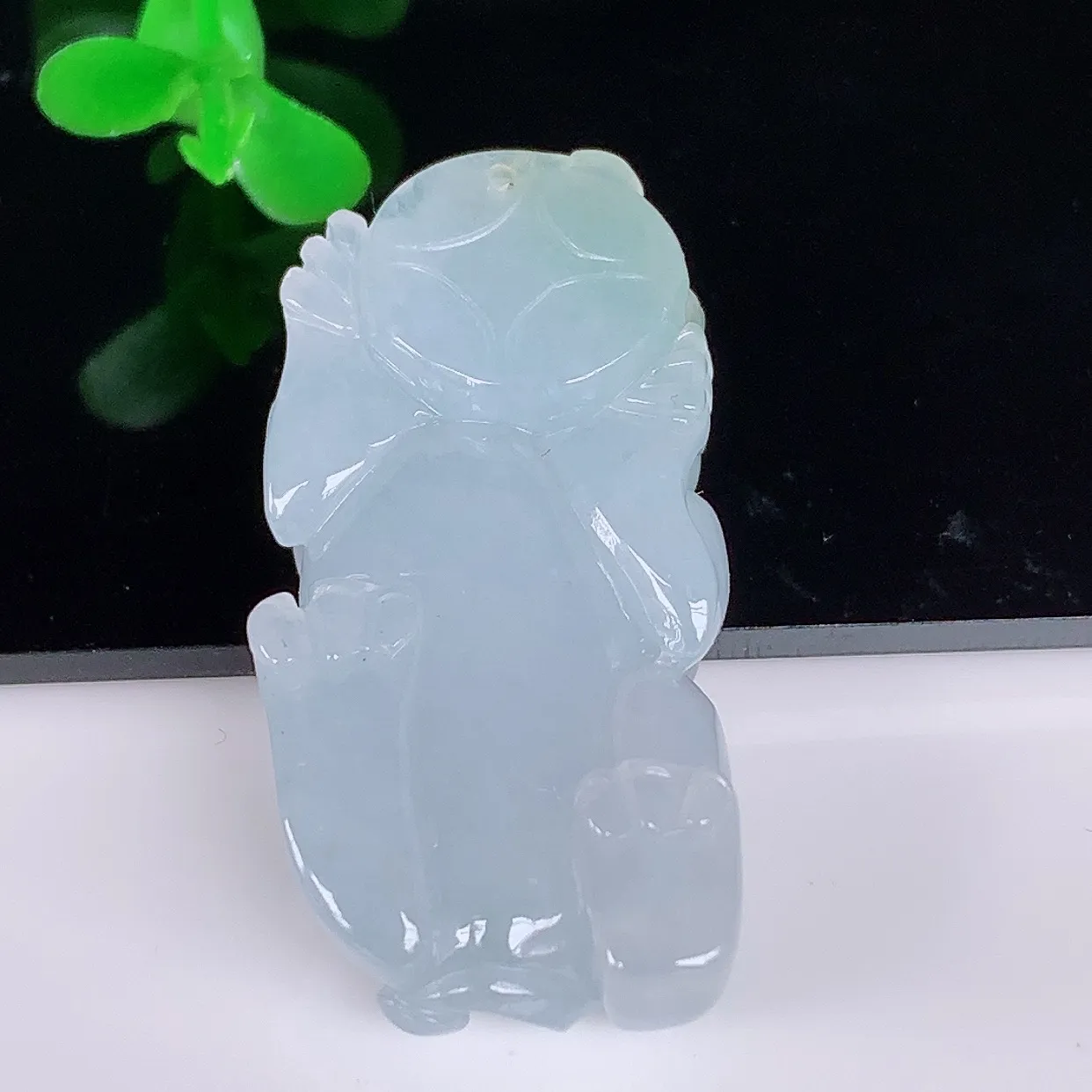 自然光实拍，冰润冰糯种淡春彩翡翠招财貔貅吊坠，民间有“一摸貔貅运程旺盛，再摸貔貅财运滚滚，三摸貔貅平步青云 ”的美好祝愿。#46.15