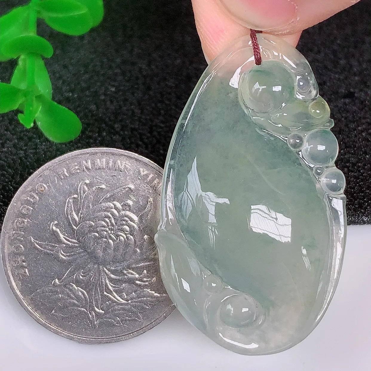 自然光实拍，冰种翡翠精雕龙腾盛世、龙牌吊坠，种水好，雕工立体精致，佩戴霸气时尚！#01.15