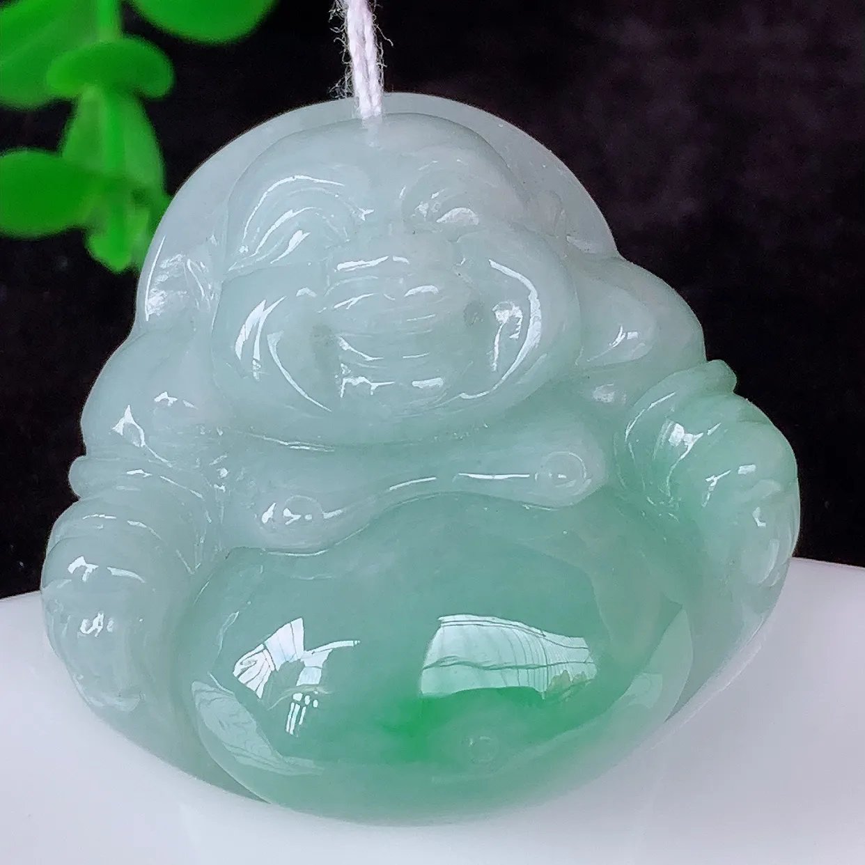 自然光实拍 厚装冰润冰糯种飘绿翡翠佛公吊坠，饱满， 佛公亦保平安，寓意有福（佛公）相伴，配戴优雅迷人