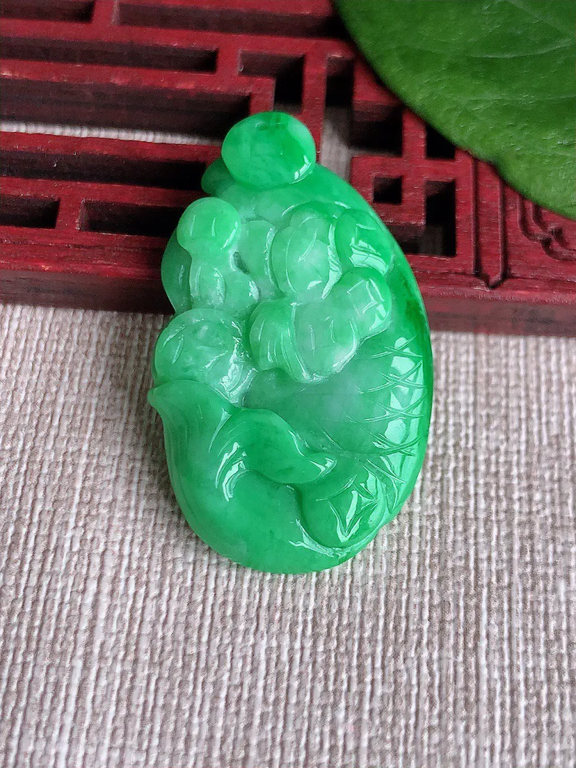 缅甸a货翡翠ddj老坑冰润满绿金鱼年年有余吊坠  整体34.8×21.3×5.6mm 8.07
