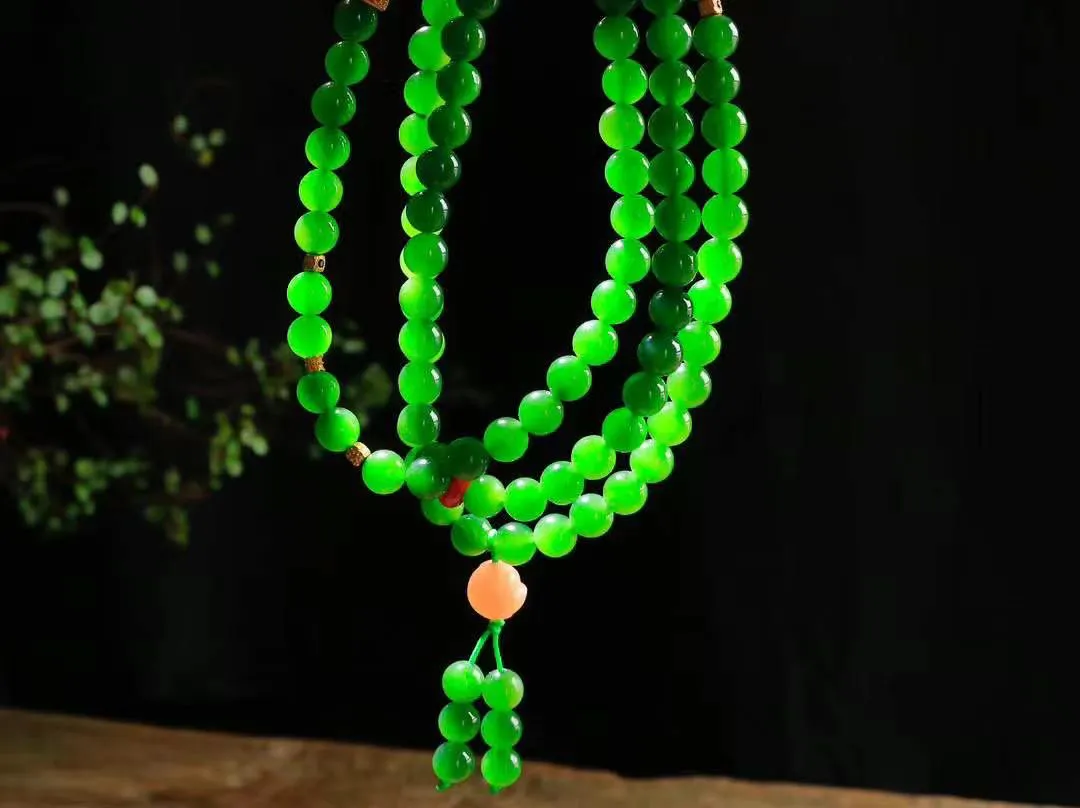 【链.108】

精品和田玉碧玉108挂链 玉质温润细腻 油性十足 佩戴舒适。珠珠落玉盘，间关莺语花底滑，一生美好时光，无论身在何处，都有它相伴相守。事事顺遂，幸福美满，吉祥如意。重89克 尺寸取一7.9mm FDL-72402493