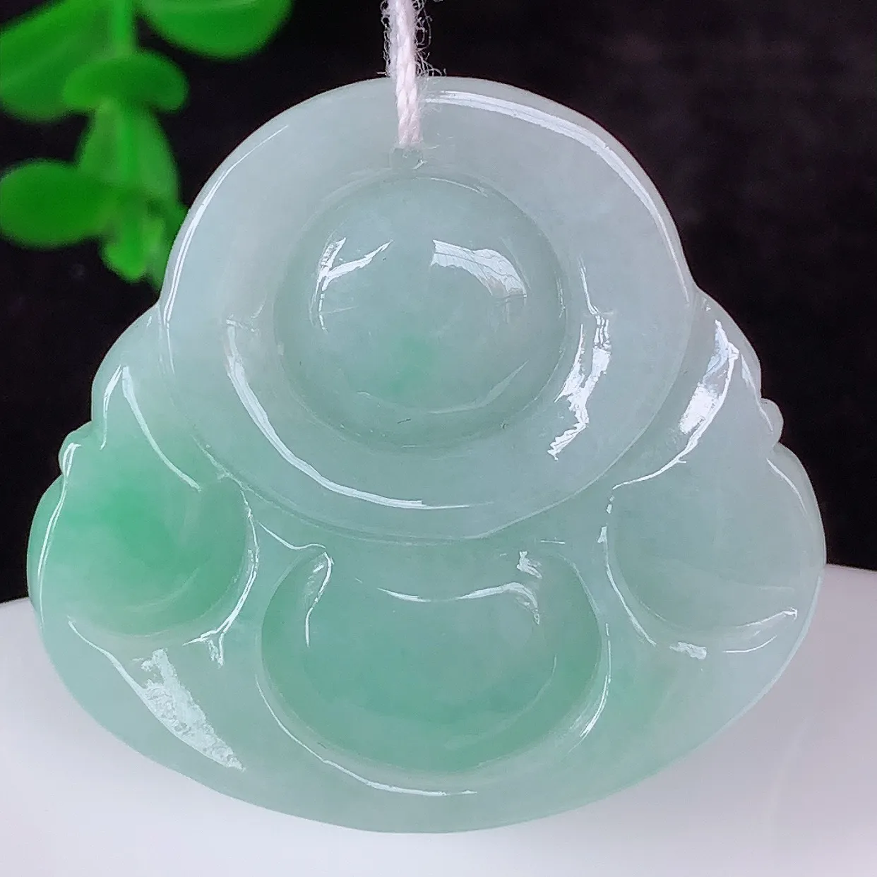 自然光实拍 厚装冰润冰糯种飘绿翡翠佛公吊坠，饱满， 佛公亦保平安，寓意有福（佛公）相伴，配戴优雅迷人！#46.15