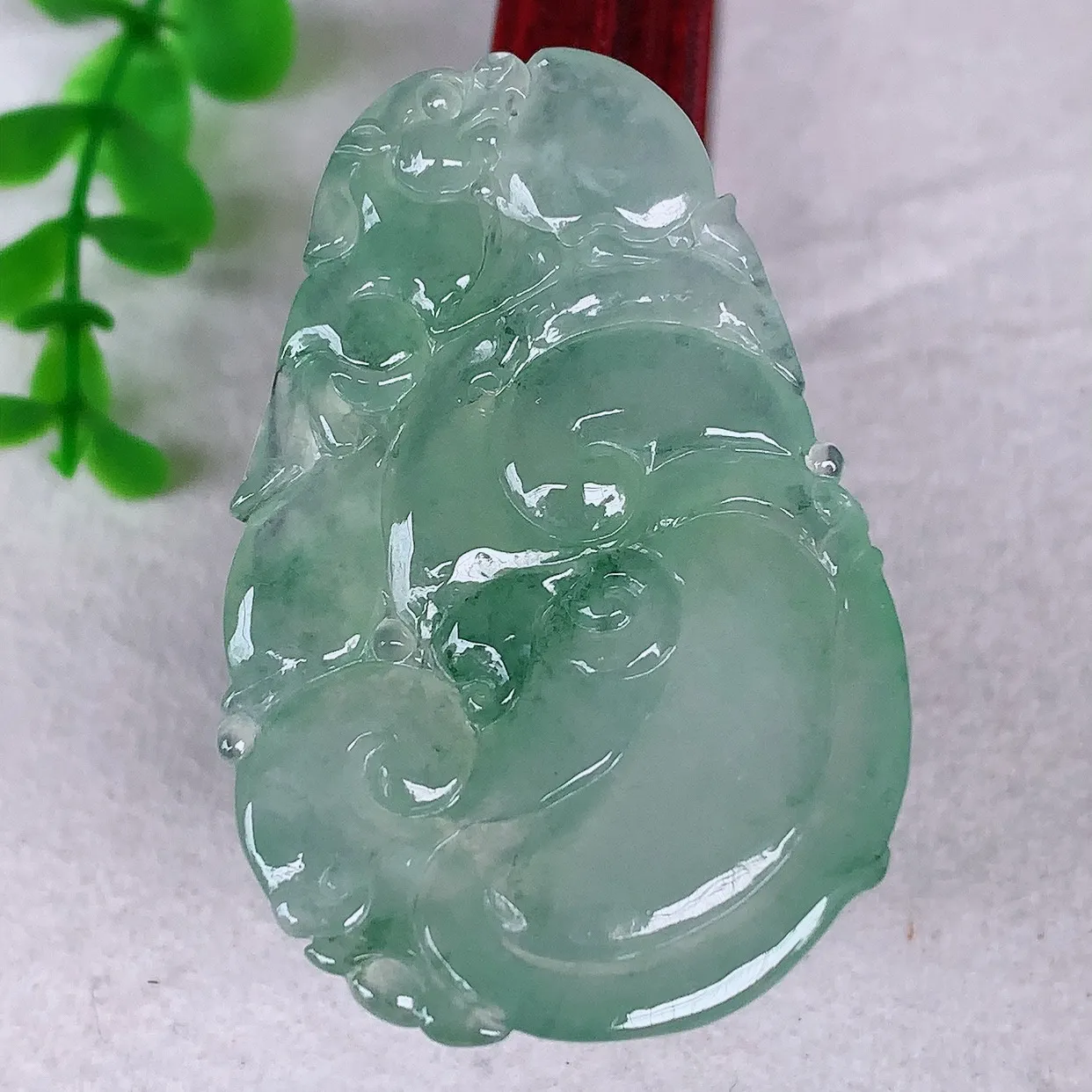自然光实拍，大件冰种飘绿翡翠如意吊坠，翡翠如意，上身效果非常美，饱满大气，工艺美，万事如意，如意一生 #01.15