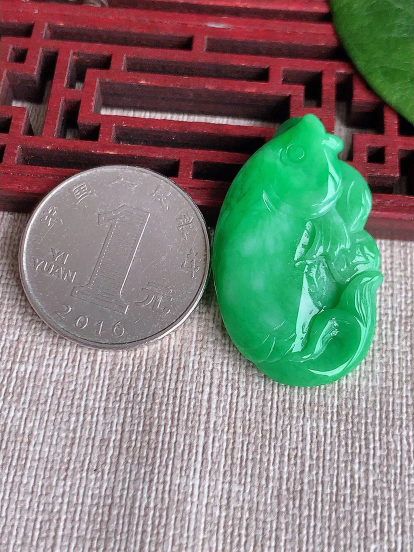 缅甸a货翡翠ddj老坑冰润满绿金鱼年年有余吊坠  整体34.8×21.3×5.6mm 8.07
