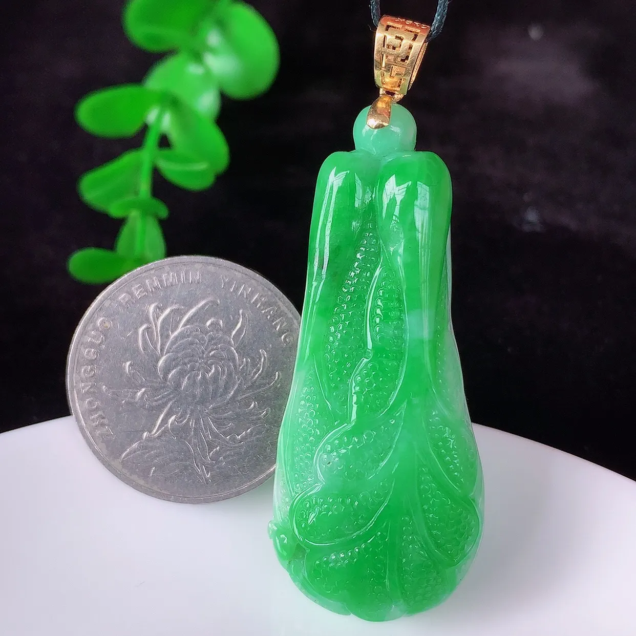 自然光实拍，18K金镶嵌厚装冰润冰糯种飘阳绿翡翠招百财白菜吊坠，百财聚来，财源滚滚，色泽鲜艳，精工水润的白菜，性价比高！#3.15整体55.5*裸石48*20*11.5