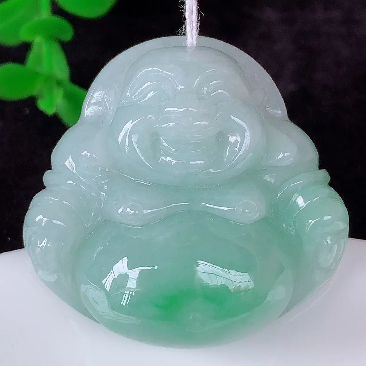 自然光实拍 厚装冰润冰糯种飘绿翡翠佛公吊坠，饱满， 佛公亦保平安，寓意有福（佛公）相伴，配戴优雅迷人！#46.15