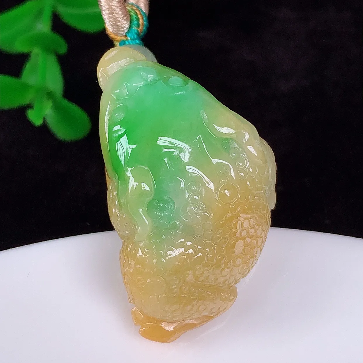 自然光实拍，厚装冰润冰糯种双彩黄加绿翡翠金蟾吊坠，种老水足，翠色灵动，寓意美好，佩戴时尚出众！#00.15