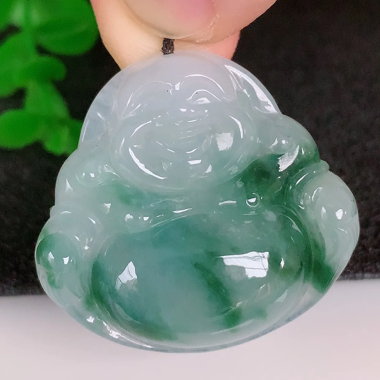 自然光实拍，冰润冰飘花翡翠佛公吊坠，饱满， 佛公亦保平安，寓意有福（佛公）相伴，配戴优雅迷人！#57.15