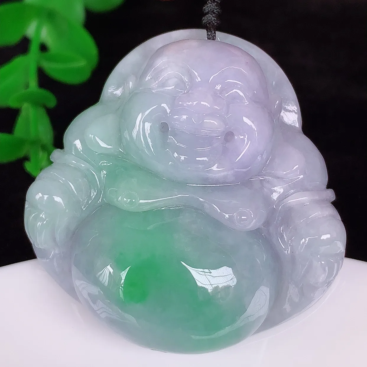 自然光实拍，自然光实拍，大件厚装冰润冰糯种春彩翡翠佛公吊坠，饱满， 佛公亦保平安，寓意有福（佛公）相伴，配戴优雅迷人！#41.15