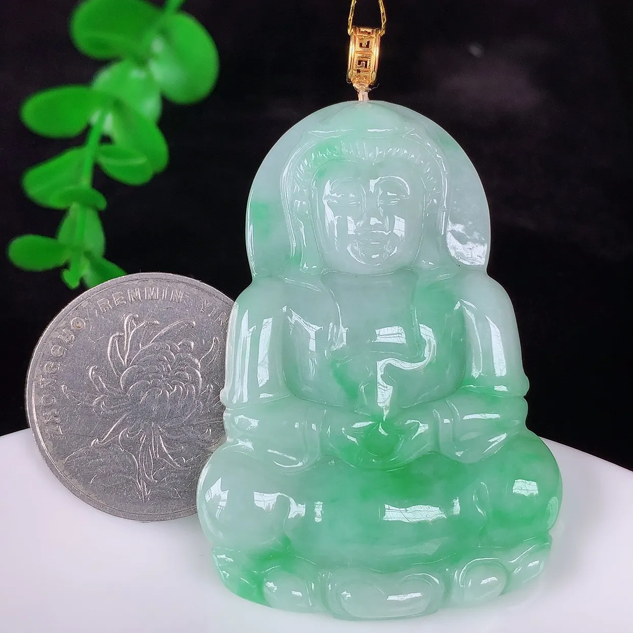 自然光实拍，18K金镶嵌冰糯种飘绿翡翠观音吊坠，赐福翡翠观音，翠色迷人，观音面相端庄，佩戴时尚出众！#35.15整体58.5*裸石50.6*35.5*5