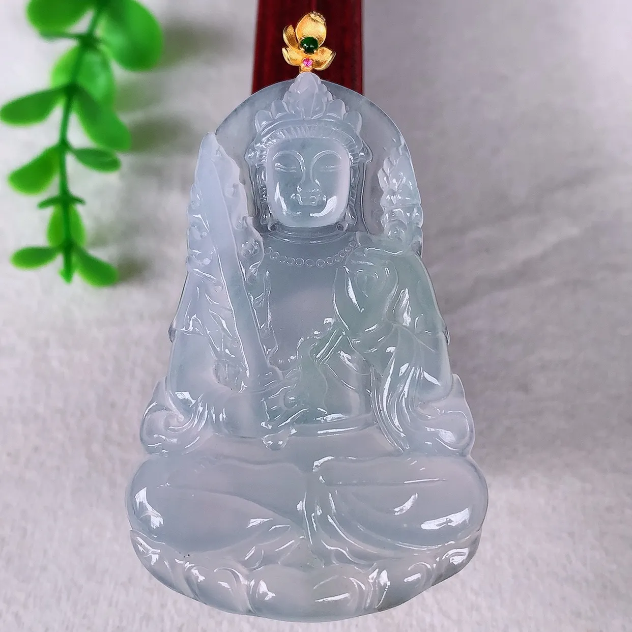 自然光实拍，18K金镶嵌大件冰种翡翠虚空藏观音菩萨吊坠，赐福翡翠观音，翠色迷人，观音面相端庄，佩戴时尚出众！#1.15整体62.8*裸石55.5*35.6*4.5