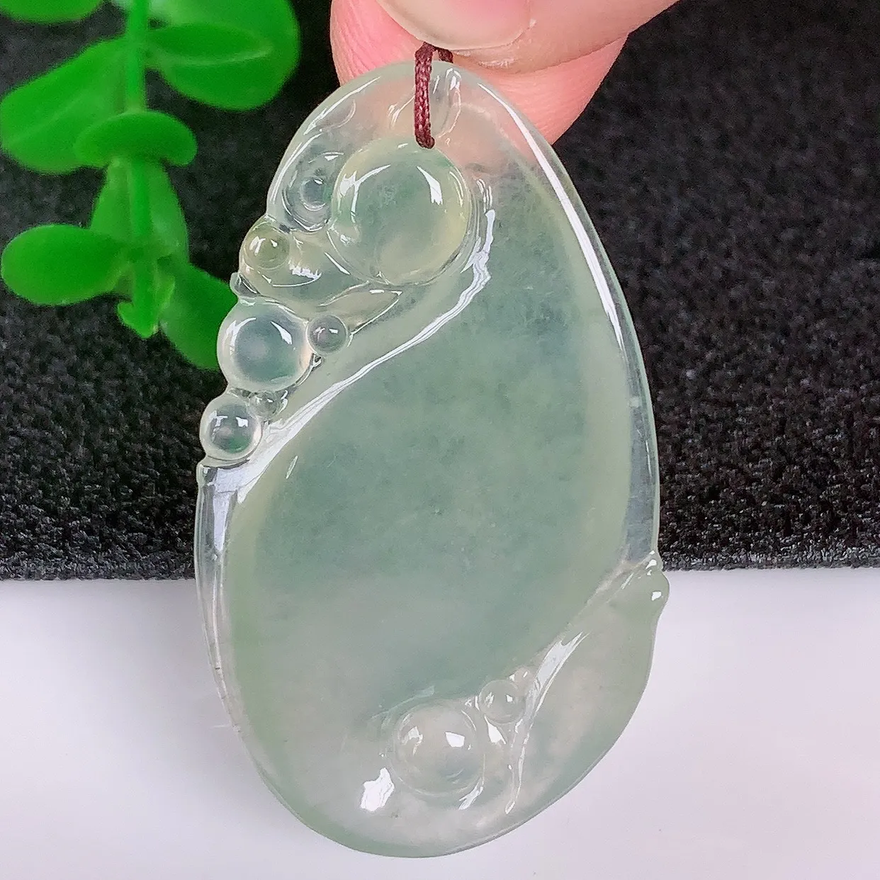 自然光实拍，冰种翡翠精雕龙腾盛世、龙牌吊坠，种水好，雕工立体精致，佩戴霸气时尚！#01.15